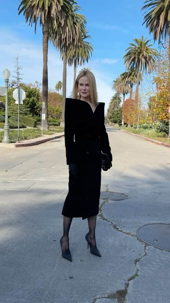 Vogue Parisのインスタグラム：「@NicoleKidman arriving at @Balenciaga show in Los Angeles, as she was just announced ambassador of the house.   #balenciaga #nicolekidman」