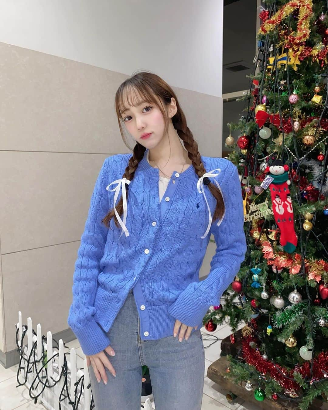 Rinaのインスタグラム：「🎄🎅✨  ポロ ラルフ ローレンのカーディガン着た日🧶流行に囚われず長く着られるからお気に入り。柔らかいコットン素材で温かいのも好き🤍  私はブルーを選んで身長164cmでMサイズにしたよ📍スウェットとかスカートに合わせて着ても絶対可愛い…🫧 @poloralphlauren   #PR#PoloRalphLauren#ポロラルフローレン#RalphLauren#カーディガン#冬コーデ#カーディガンコーデ」