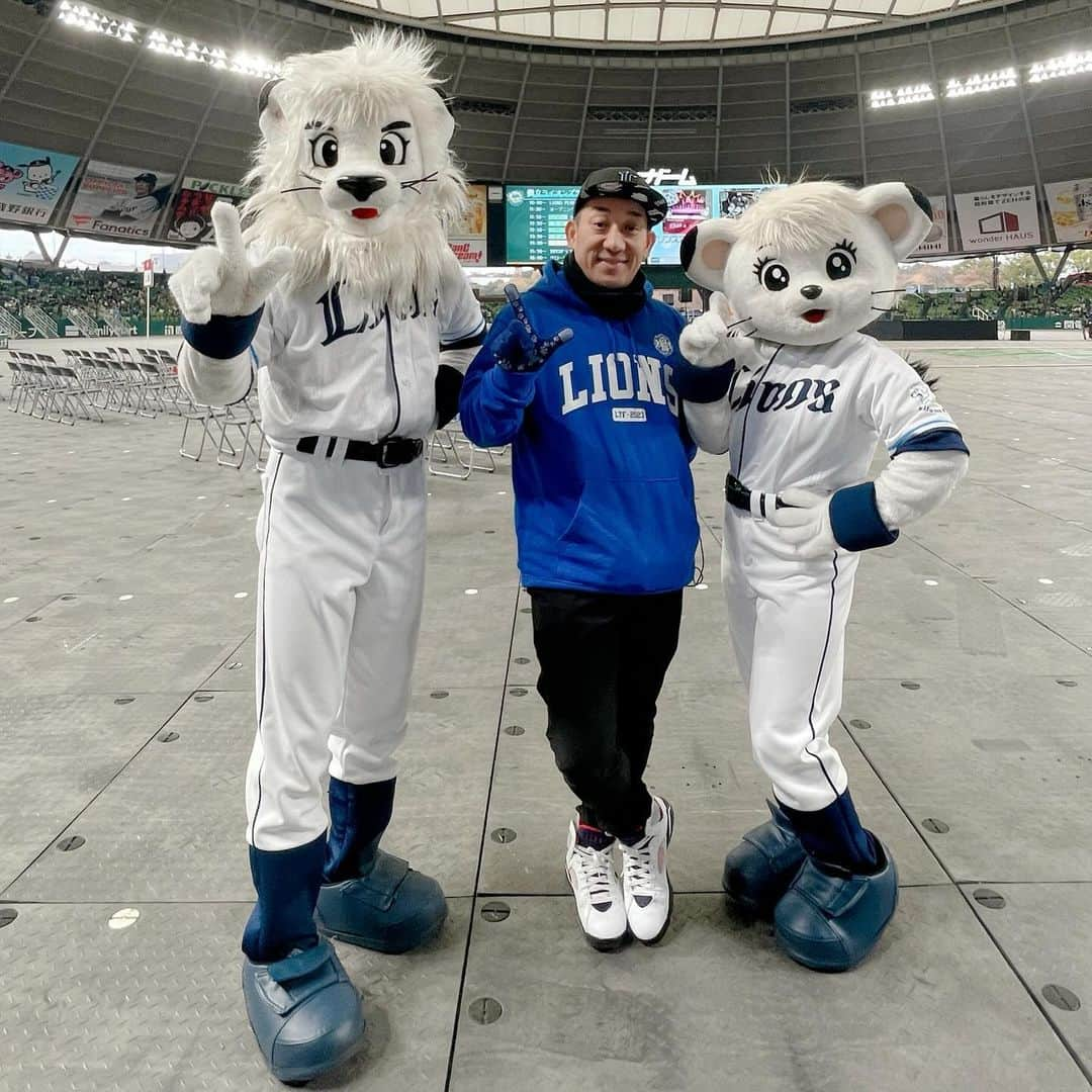 ライナのインスタグラム：「🎤  スタジアムDJ リスケさんと📷  いつもしあいを もりあげてくれて ありがとう🎵  #seibulions  #埼玉西武ライオンズ」