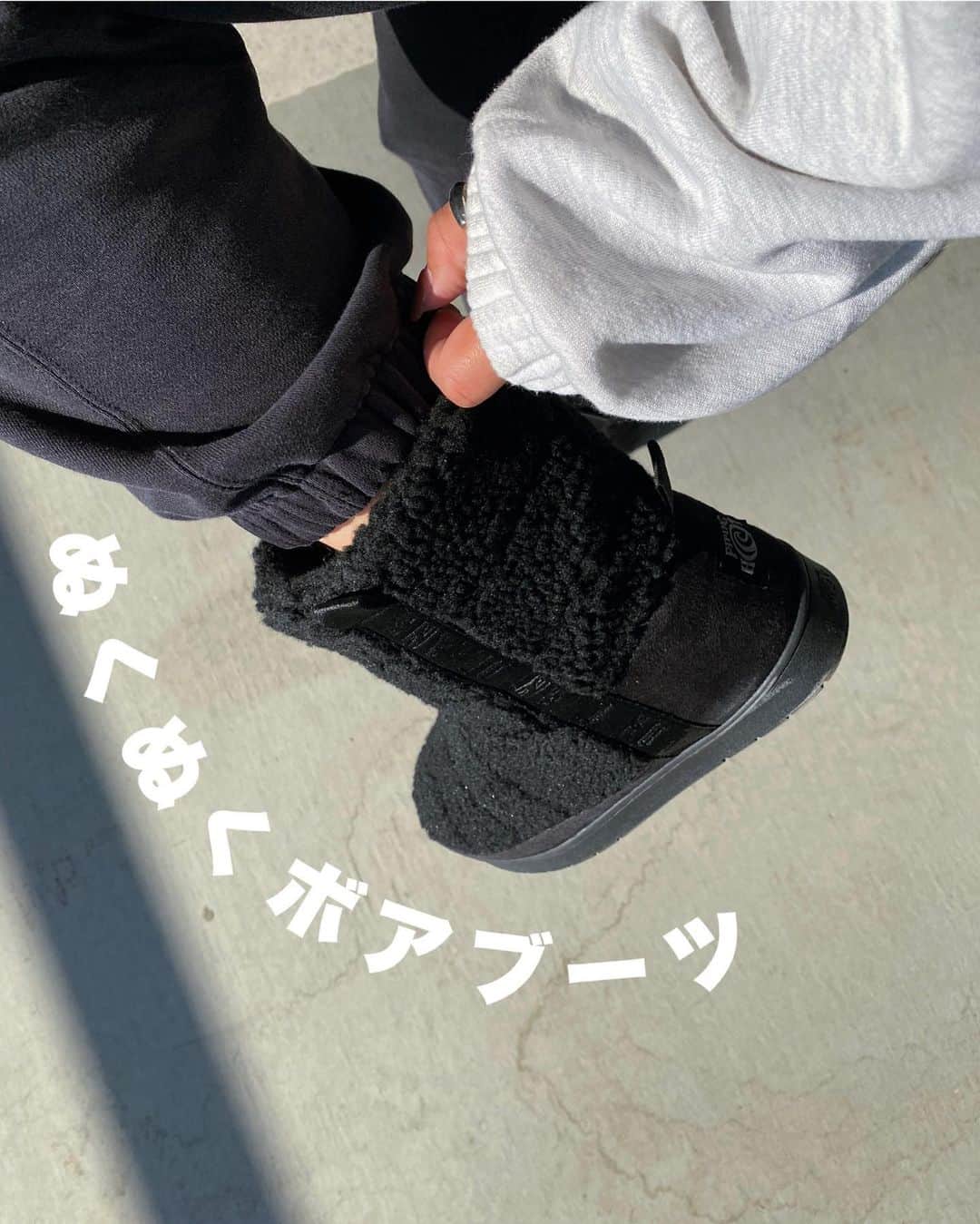 S E I K Oのインスタグラム：「.  足元ぬくぬくボアブーツ🧸 ↪︎ @pipinghot_japan   ふわふわ感がかわいい☺️ 保温性に優れてるからぬくぬくなの✨ ボア素材のブーツ、これから大活躍の予感🥹❤️  サイドの「FOR CLEAN OCEAN」のテープと モコモコしたボリューム感がたまらん👏  ZOZO1,000円クーポン出てるよ🏷  ______________________________  #PR #pipinghot  #pipinghotjapan #パイピングホット#ボア#冬コーデ#冬服#冬ファッション#カジュアル#カジュアルコーデ#大人カジュアル#オトナカジュアル#ZOZOTOWN#ユニクロ#UNIQLO」