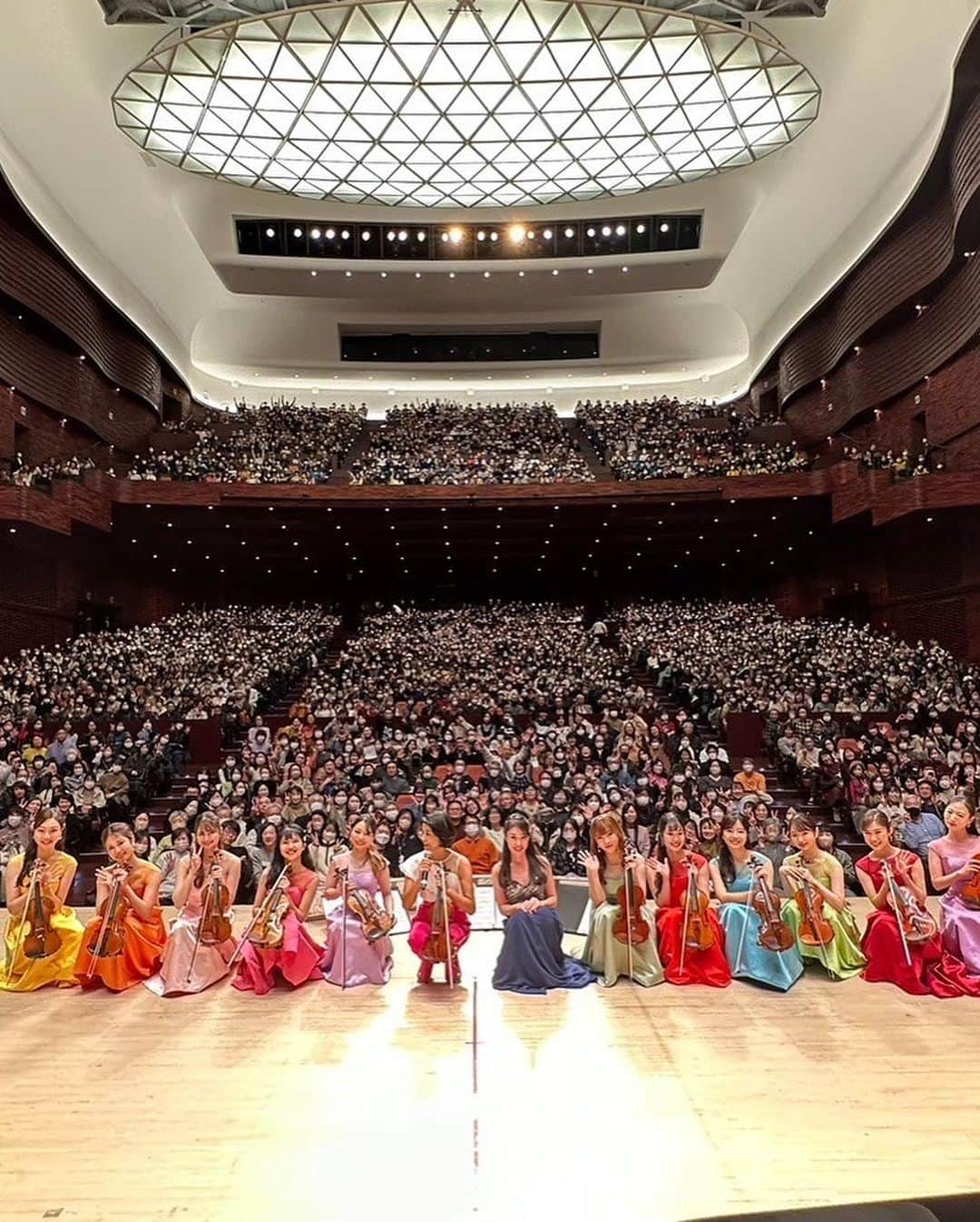 高嶋ちさ子さんのインスタグラム写真 - (高嶋ちさ子Instagram)「昨日は丘珠空港から秋田へ 札幌より雪が多かったです クリスマスソングをやる事になり、急遽秋田のドンキ？で帽子をゲットして来てもらいました。父の友人が秋田にいると言うことで、父も見に来てました。 帰りの便は遅れたけど無事到着 秋田の皆さん、外は寒いのに熱い熱気をありがとうございました 手拍子は全国で最もバラバラでした(笑)きっとホールが良すぎて音が反響しすぎちゃうと言う事にしときましょう」12月3日 6時53分 - chisakotakashima