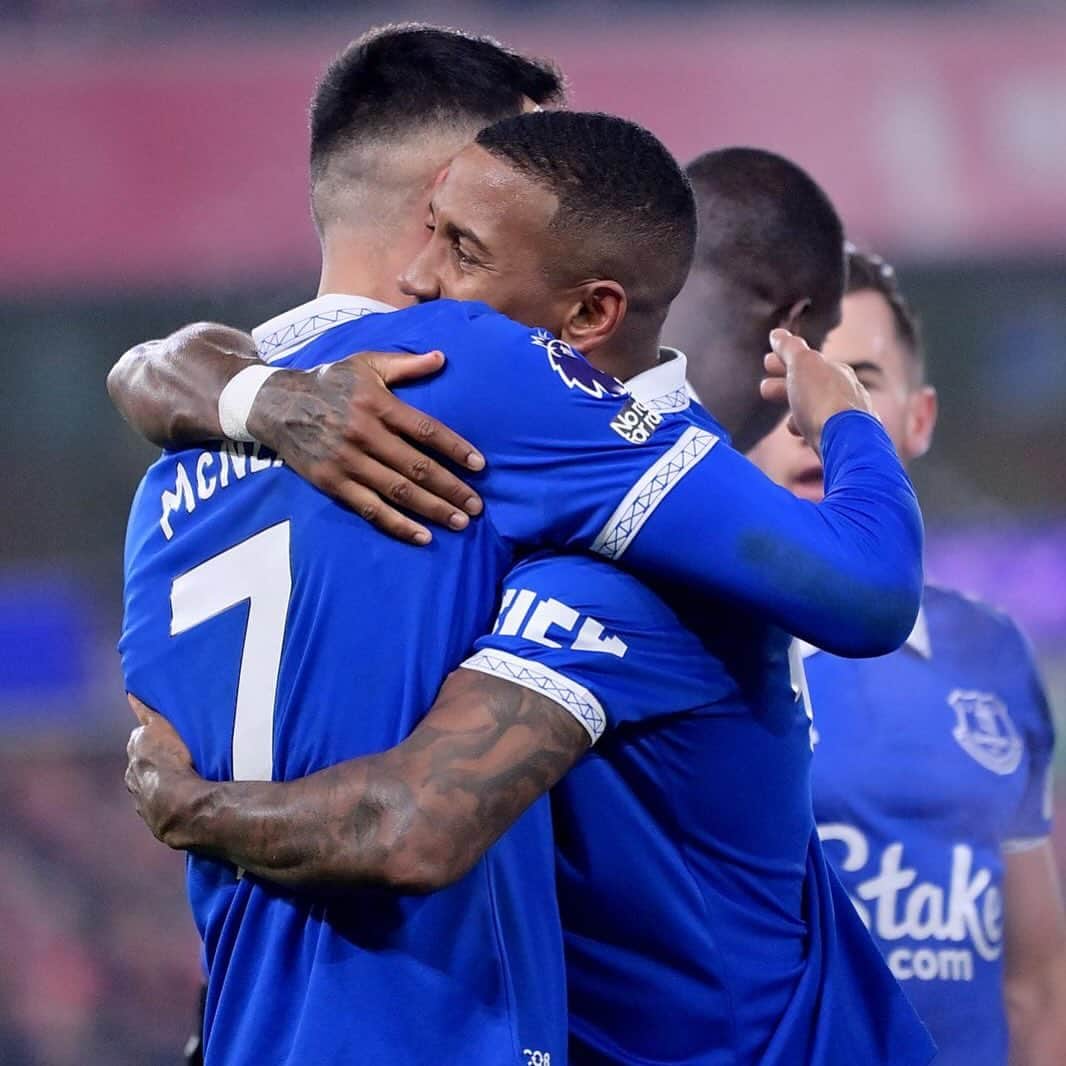 アシュリー・ヤングのインスタグラム：「3pts away from Home ✔️Clean Sheet✔️ Our Fans Loud and Behind Us All Game ✔️ Dwighty 1/2 🖌️ ✔️」