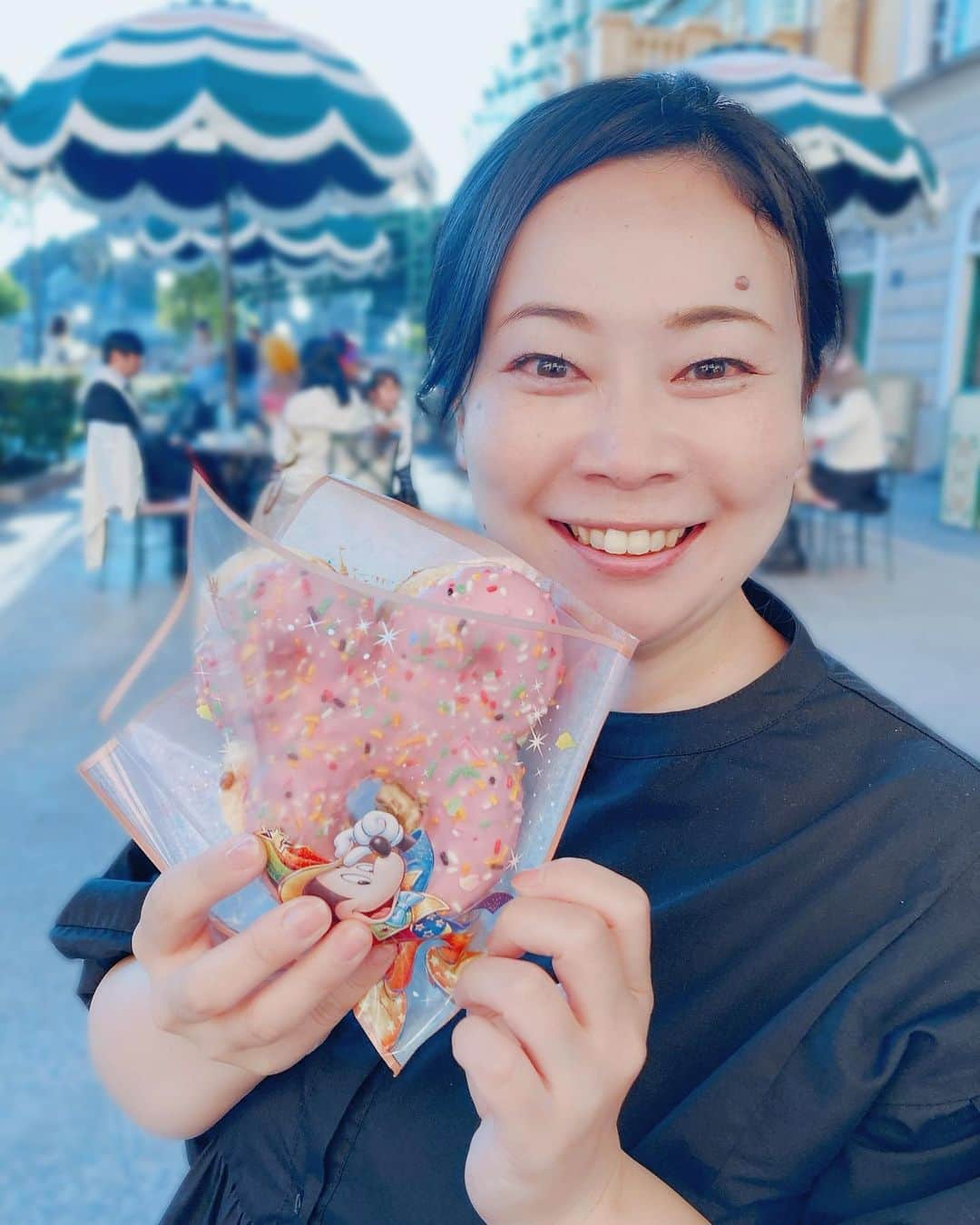 藤原絵里のインスタグラム：「・ るんるん🍩 ・ #ディズニーシー #ティラミスドーナツ」