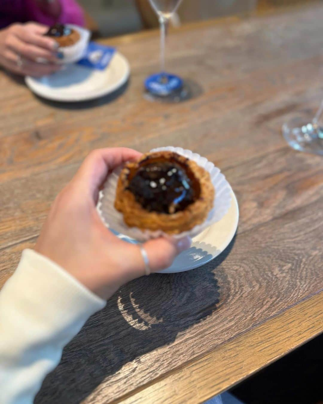 長谷川あやのインスタグラム：「・ 韓国で大人気のカフェ「tourtière 」の ミートボールパイが日本に初上陸ということで 【tourtière LAUNCH PARTY】に お邪魔しました🥺🤲🥧  おしゃれなランチやワインのお供にもぴったり 贅沢で食べ応えのある新感覚のパイだった✨ クリスマスや年末の集まりの手土産とかにも👌  #タルティエ」