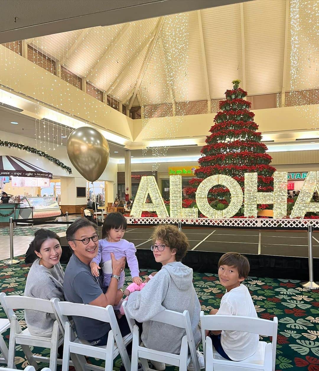 加藤章太郎さんのインスタグラム写真 - (加藤章太郎Instagram)「. 🎄ALOHA🎄 with loco boys👬  #hawaiitrip #hawaii #familytrip #vacation #aloha #lovedaughter❤ #Kids #kahalamall」12月3日 7時21分 - __shotaro__