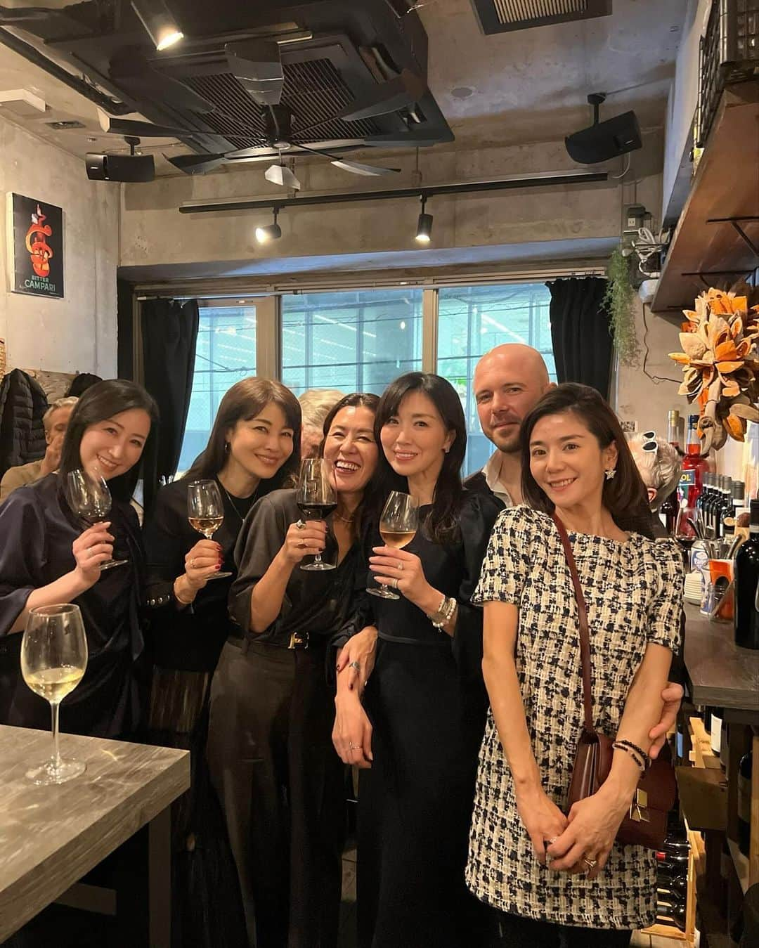 國分晴奈さんのインスタグラム写真 - (國分晴奈Instagram)「❤︎ @sanmarzanowines ワイン会🍷  プーリアで一緒だったメンバーや はじめましての方々、 イタリアから来日していたALEX  アペリティーボからのみんなでわいわい ワインパーティー🍾✨  楽しいメンバーで美味しいワインと食事。  サンマルツァーノに出会ってから 素敵な方々との出会いの連続で 感謝してます♡♡  ちよみん @momchichina  いつもありがとう😘  #sanmarzanowines #サンマルツァーノワイン #イタリアンワイン#ワインパーティー#アペリティーボ#イタリアンバル」12月3日 7時21分 - haruna.kokubun