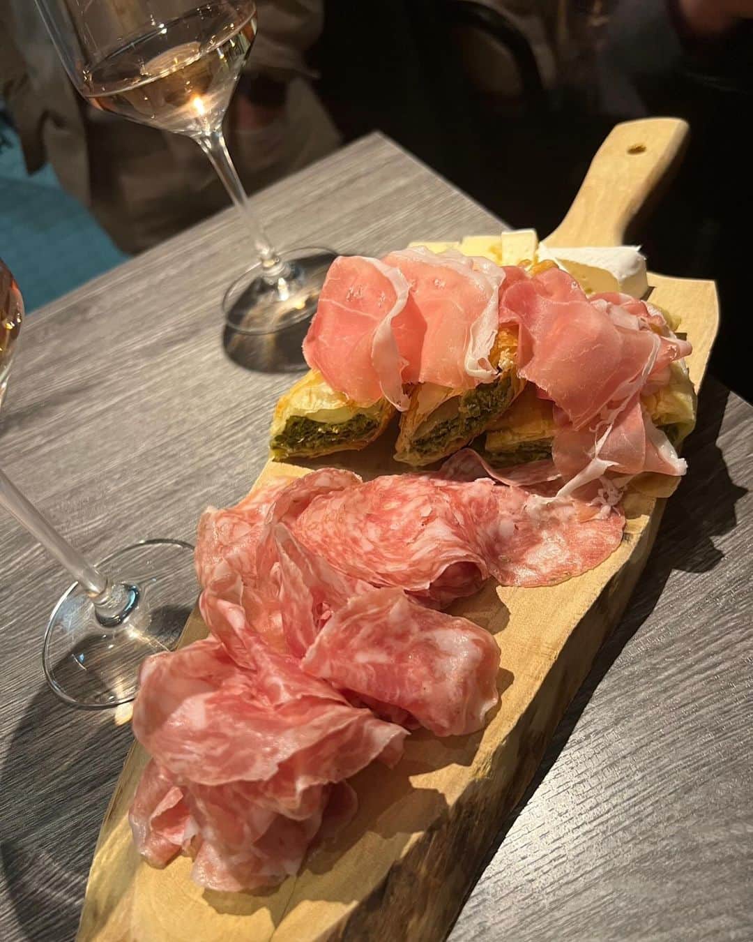 國分晴奈さんのインスタグラム写真 - (國分晴奈Instagram)「❤︎ @sanmarzanowines ワイン会🍷  プーリアで一緒だったメンバーや はじめましての方々、 イタリアから来日していたALEX  アペリティーボからのみんなでわいわい ワインパーティー🍾✨  楽しいメンバーで美味しいワインと食事。  サンマルツァーノに出会ってから 素敵な方々との出会いの連続で 感謝してます♡♡  ちよみん @momchichina  いつもありがとう😘  #sanmarzanowines #サンマルツァーノワイン #イタリアンワイン#ワインパーティー#アペリティーボ#イタリアンバル」12月3日 7時21分 - haruna.kokubun