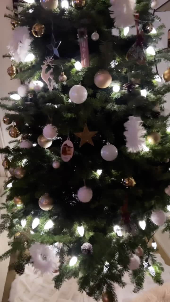 ローラ・ヴァンダーヴォートのインスタグラム：「Our first ever Christmas 🎄!!!」