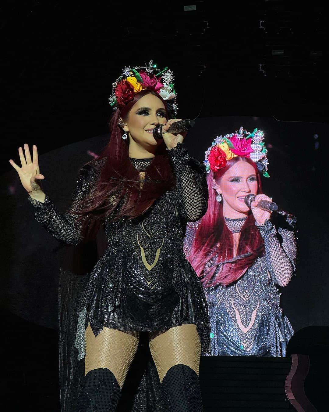 ドゥルセ・マリアさんのインスタグラム写真 - (ドゥルセ・マリアInstagram)「Ayer en nuestro Segundo foro Sol , con la emoción y la gratitud a tope !!! ❤️🇲🇽🙌🏼🙏🏻 una noche inolvidable !! Nos vemos al ratito !!」12月3日 7時24分 - dulcemaria