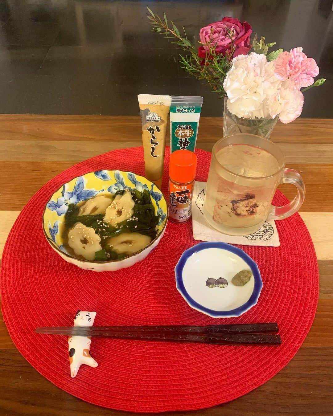 遠野なぎこのインスタグラム：「皆さんおはようございます、遠野なぎこです(´∀｀*)♪  『“今日のご飯(*´∀｀*)♪”』✨✨✨  1人ご飯だと、どうしても簡単になっちゃいます😅  先日の🍢の残りのちくわぶを切って、ワカメと、コチラも残り物のピーマン🫑を輪切りにして加えて10分程コトコト🍲✨  仕上げに白胡麻を振りかけて出来上がり〜🥰💓✨✨✨  ルンッ♪  Happy &Love♡🎵🩷  #遠野なぎこ #おうちごはん  #1人ご飯 #朝からコトコト #ピーマンの煮物 #柚子胡椒 #美味しかった #お花も綺麗 #ルンッ♪」