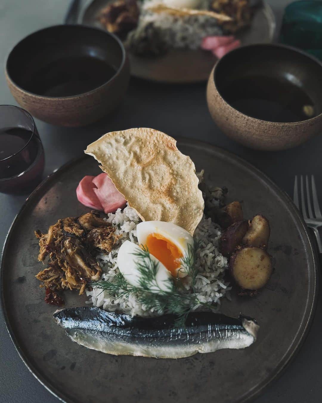 真藤舞衣子のインスタグラム：「美沙子ちゃんとおうちでランチ、京都で食べてからはまっているお出汁のカレーに。 自家製すんきとすんきを作った時の余った赤かぶのお漬物、鶏と椎茸とセミドライトマトのカレー、秋刀魚のコンフィ、菅原文太さんのさつまいもでイサダ魚醤のもろみを使ったポリヤル、半熟卵、パパド、さらりと食べられるので持たれないのです。お食後には　@stove_plus のバターケーキ、美味しすぎて3切れくらい1日に食べちゃうことも笑 ここのところずっと出張続きで身体が重く顔も丸くなってきたって話してて、「マイマイ運動した方がいい！今夜運動しよう！」ということで、それまでに用事を済ませたら、走って美沙子ちゃんが来てくれた！！！🥺そこからフォームを教えてもらい、ウォーキングしつつ、ところどころ走って、ストレッチの仕方などさすがアスリートだなと感心するばかり。 久しぶりに身体を動かす楽しさを学びました。気持ちよかったなあ。 出かける前に自分の格好が紅白観終わって除夜の鐘を突きに行く人😂みたいで、とりあえずウエアを買おうかな😂耳と気管が弱いので、耳が隠れる帽子が欲しいです。どこに売ってるのかしら？ 美沙子ちゃん本当にありがとう！！！この引きこもりを連れ出してくれて感謝だよー。  #発酵美人になりませう #すんき　 #walking #running  #美沙子師匠🏃‍♀️」