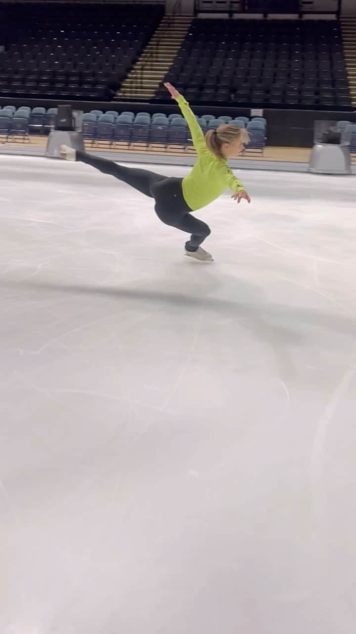 アシュリー・ケインのインスタグラム：「chaos till the 25th!  #figureskating #iceskating」