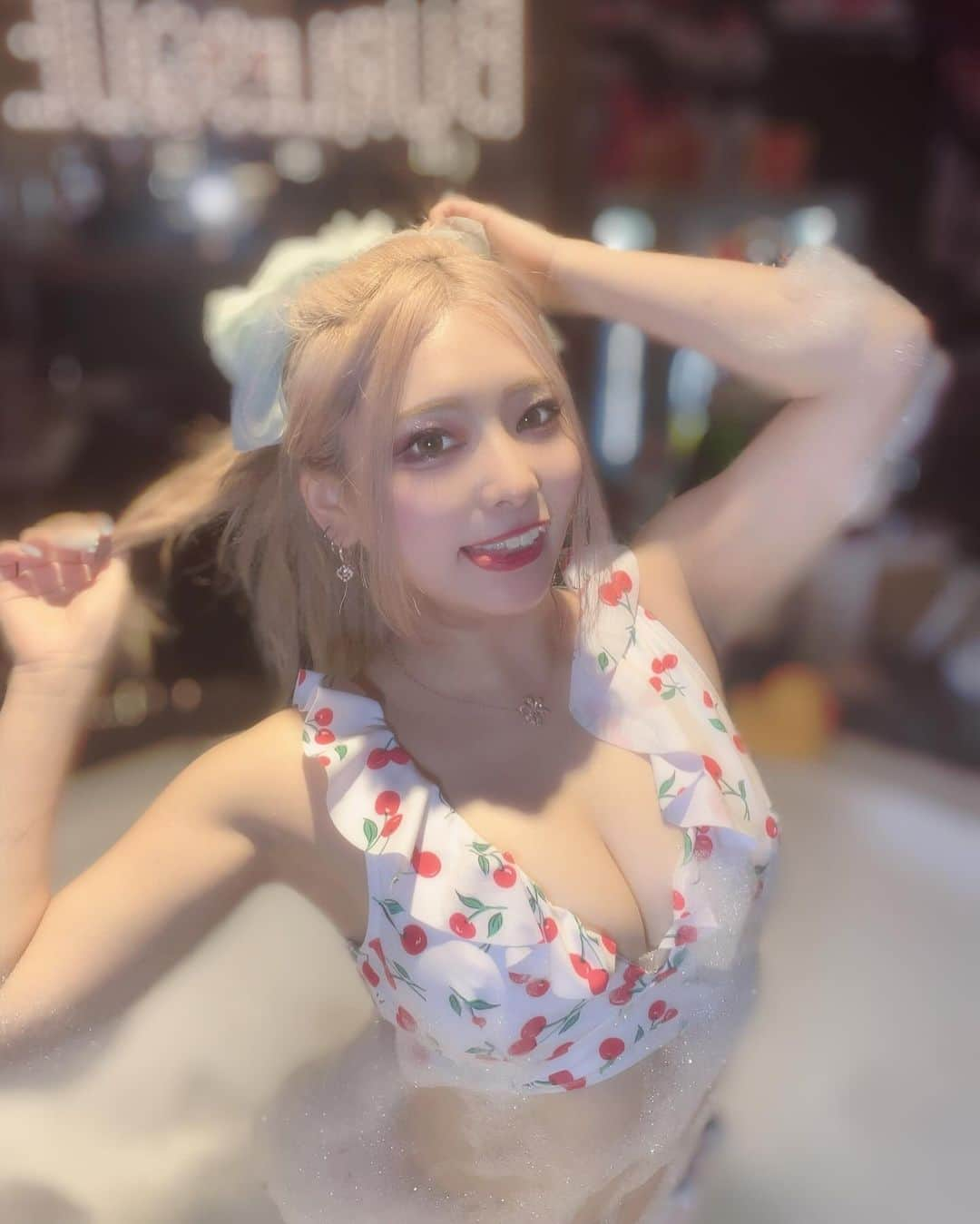 ありえのインスタグラム：「💙💖💙💖💙 : . ジャグジーガール （ ᵔᵔ ） . .  #バーレスク大阪 #バーレスク東京 #バーレスク大阪ありえ #北新地 #インスタ映え #ホスト  #キャバクラ  #韓国メイク  #童顔女子  #実物とは異なります #ビール女子 #ジャグジー」