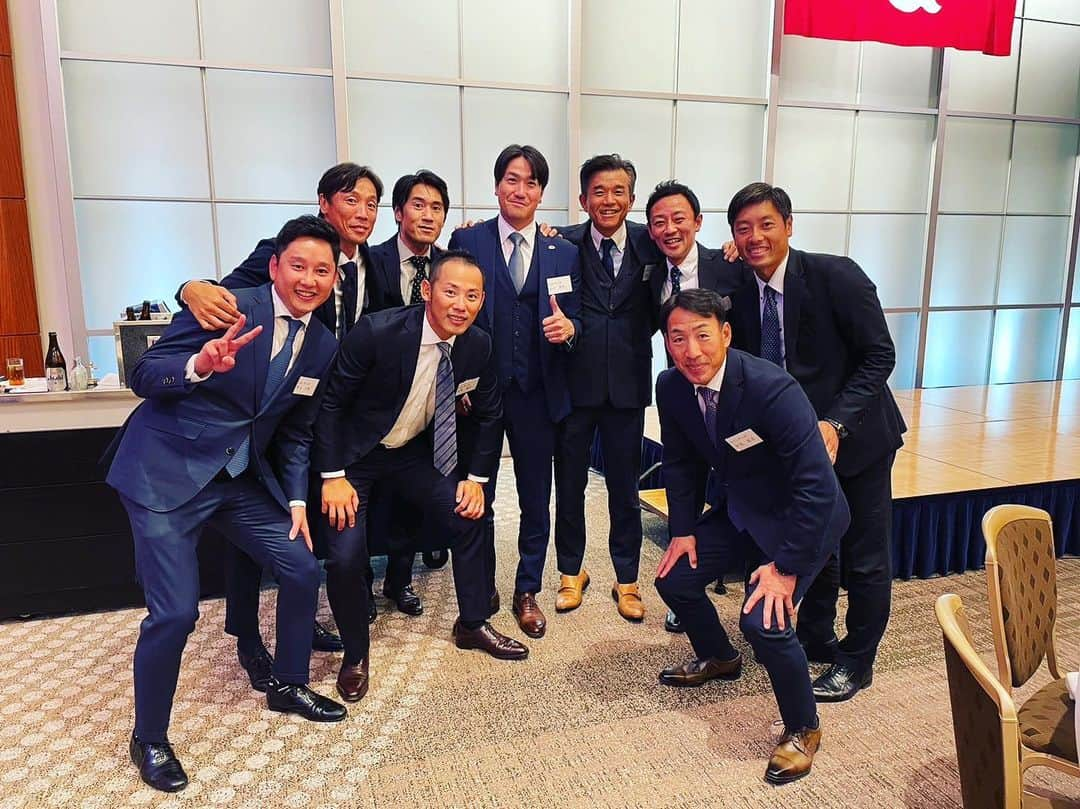 鈴木尚広さんのインスタグラム写真 - (鈴木尚広Instagram)「ジャイアンツOB総会  錚々たる顔ぶれの中に参加でき、貴重な経験をさせていただきました🙇‍♀️  ジャイアンツに導いてくれた吉田さん、現役時、毎日ストレッチを共にしてくれた鬼頭さんにもお会いでき、再会の場に感謝です😊」12月3日 7時33分 - suzukitakahiro12