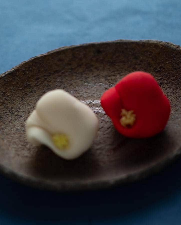 Toru Tsuchieさんのインスタグラム写真 - (Toru TsuchieInstagram)「今日の #和菓子 はねりきりで作った六花です。 ねりきりとは白餡に餅や芋を混ぜて作った和菓子で 茶道 で使われる「主菓子」の一種です。 販売しています。  制作過程を @fukusendo アカウントに投稿します。  先日、写真の撮り方の講師をしたのですが 最後に実際にお菓子を撮影するところまでしました。 あまり時間がなかったので1枚しか撮れませんでした。 その1枚はピンボケでした。 2枚目がその画像です。  フェイスブックページのいいね！もよろしくお願いします。 https://www.facebook.com/shishisu/  日本和菓子培训讲座接受请求。 Japanese Wagashi Training Seminar is accepting requests. Today's wagashi is crystal with Nerikiri. Nerikiri is a Japanese unbaked cake based on white bean jam mixing and kneading rice cake, sugar, starch syrup. Is a kind of "Jounamagashi" as used in the tea ceremony. The sweets I've made for the shooting. @etsuji_noguchi  #和菓子 #wagashi #おやつ #上生菓子 #ねりきり #nerikiri #和み」12月3日 7時46分 - choppe_tt