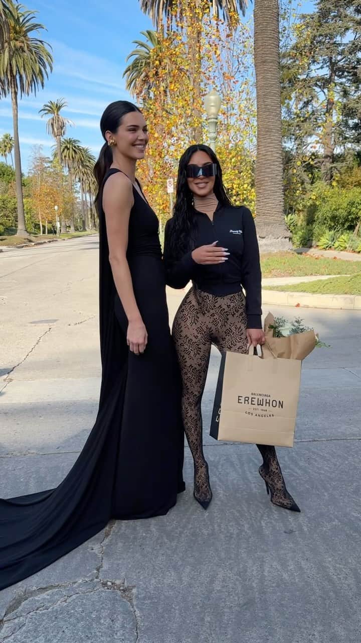 Vogue Parisのインスタグラム：「@KendallJenner and @KimKardashian (carrying the @ErewhonMarket bag) arriving at the @Balenciaga show in Los Angeles.  #balenciaga #kimkardashian #kendalljenner #erewhon」