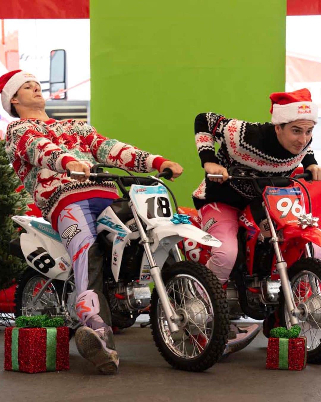 Honda Powersports USさんのインスタグラム写真 - (Honda Powersports USInstagram)「Nailed it… right down to the matching sweaters! 🎯🎄   Shout out to Honda World Maine and DSM Mike Mahoney for this awesome recreation of our #GiftsThatGo Campaign 😆  If you give a go, too, tag us in your photo! ➡️ @honda_powersports_us ⬅️」12月3日 7時46分 - honda_powersports_us