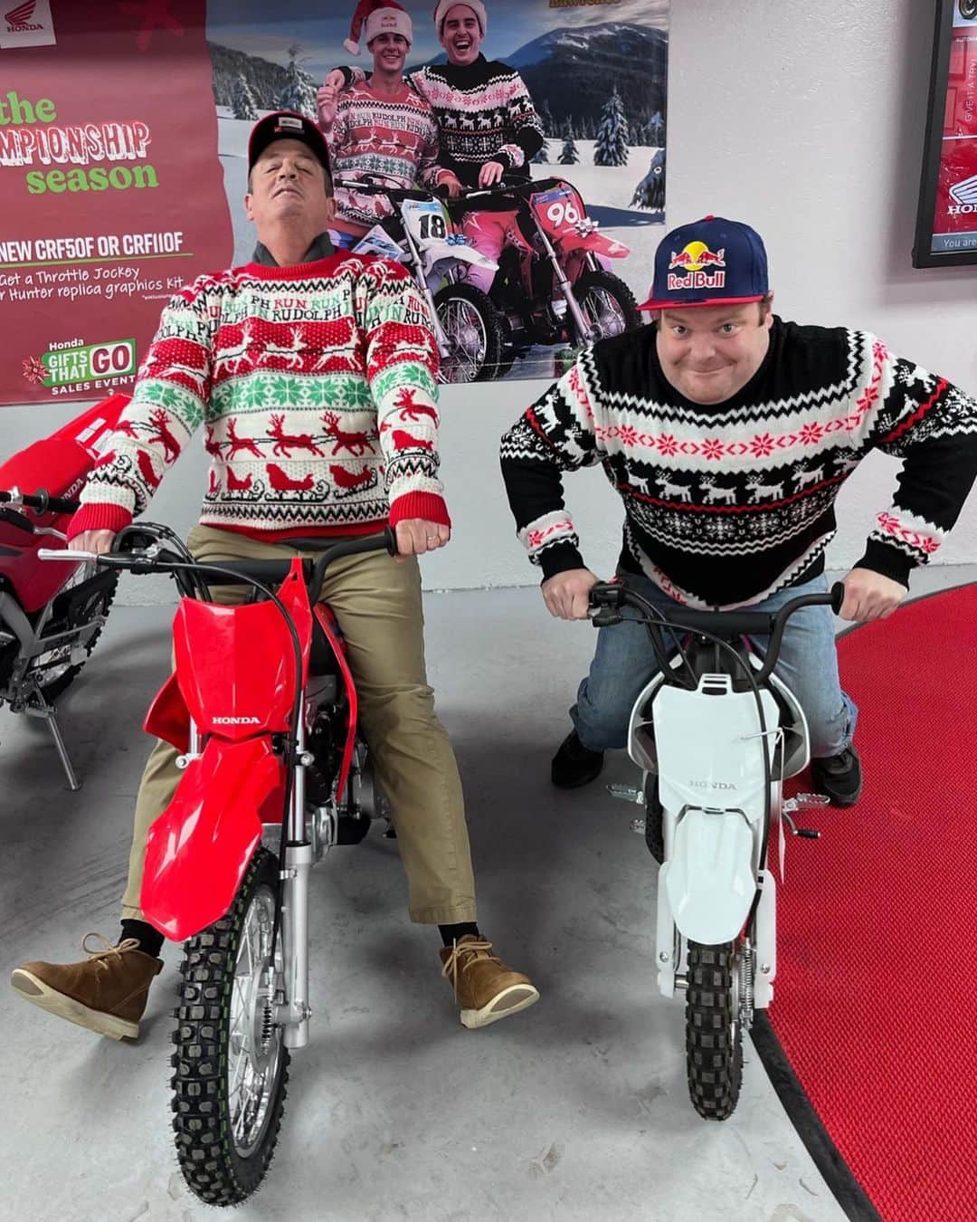 Honda Powersports USのインスタグラム：「Nailed it… right down to the matching sweaters! 🎯🎄   Shout out to Honda World Maine and DSM Mike Mahoney for this awesome recreation of our #GiftsThatGo Campaign 😆  If you give a go, too, tag us in your photo! ➡️ @honda_powersports_us ⬅️」