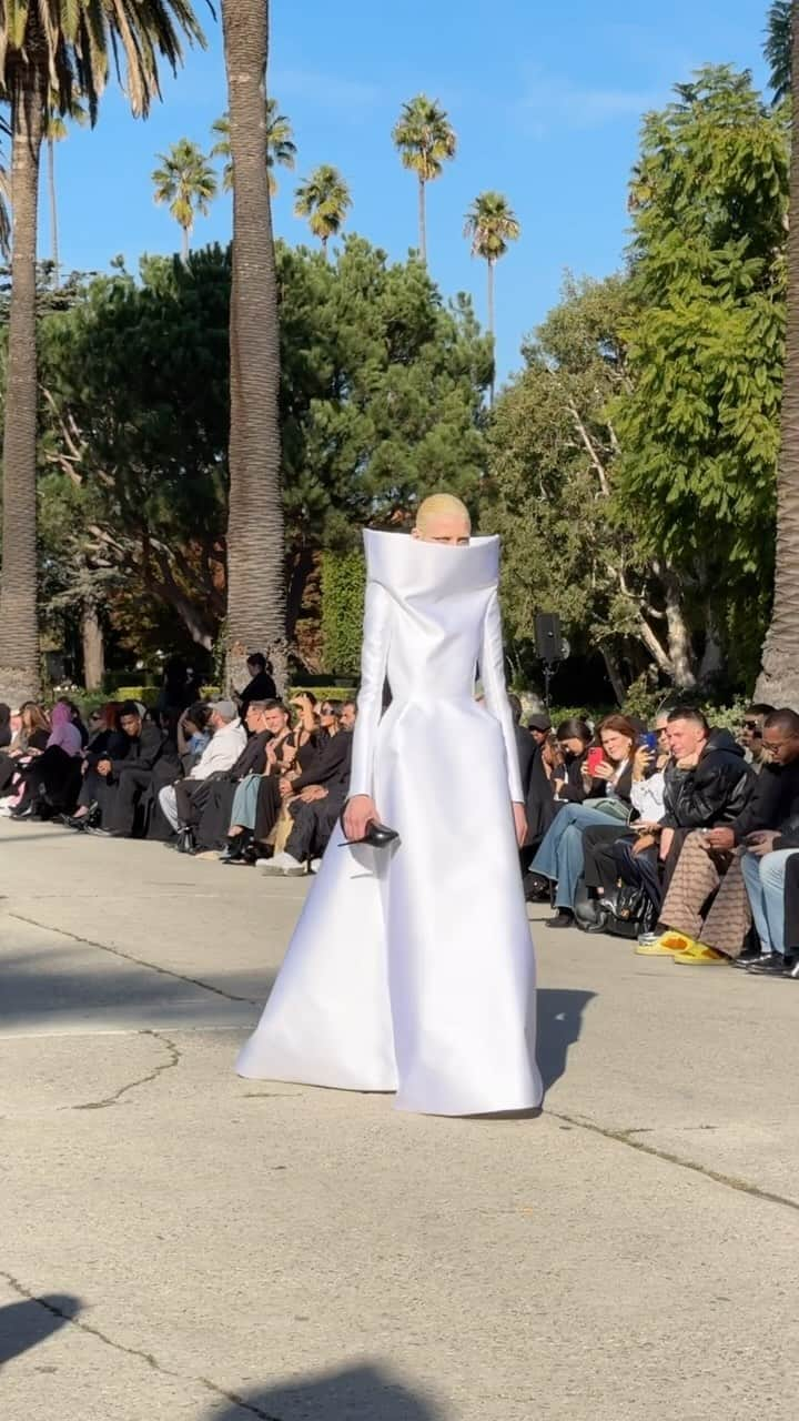 Vogue Parisのインスタグラム：「The bride closing the @Balenciaga show on Wilshire Boulevard is a couture dress, ending a series of dresses paying homage to the red carpet culture of Los Angeles.   #balenciaga #demna」