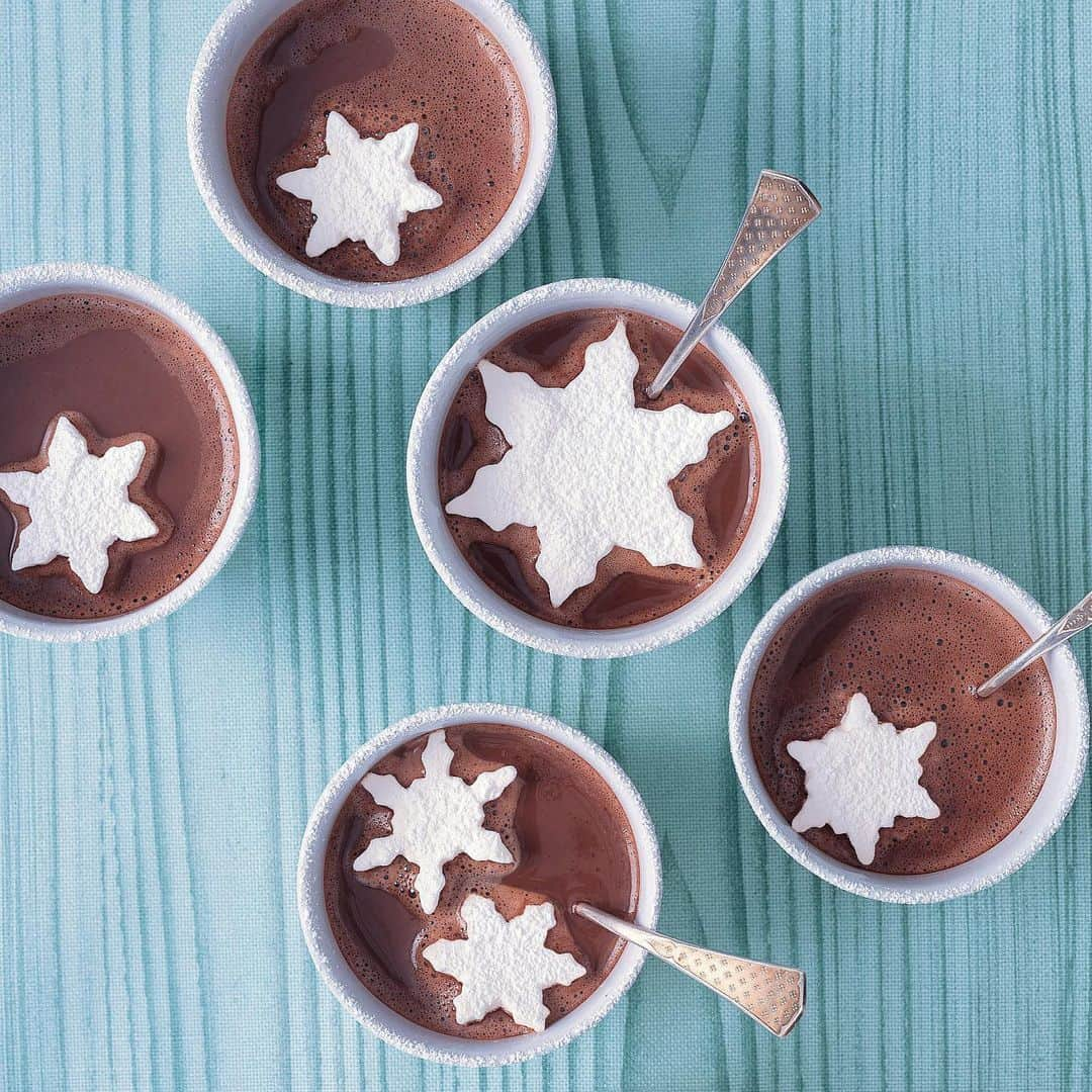 マーサ・スチュワートのインスタグラム：「Add some holiday magic to your homemade hot chocolate. Whether you love your drink dark and spicy or sweet and milky, top it off with snowflake-shaped marshmallows for added festivity. Get the recipes for our homemade hot chocolate and wintery marshmallows at the link in our bio.」