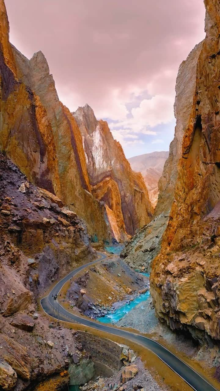 BEAUTIFUL DESTINATIONSのインスタグラム：「Imagine winding through this otherworldly passage in the Himalayas, captured by @ashikaseem. 🌄 Lose yourself in the ancient beauty of the mountains and experience a journey like no other through this truly breathtaking landscape. 🇮🇳   📽 @ashikaseem 📍 Himalayas, Ladakh, India 🎶 bonjr - if it’s real, then i’ll stay」