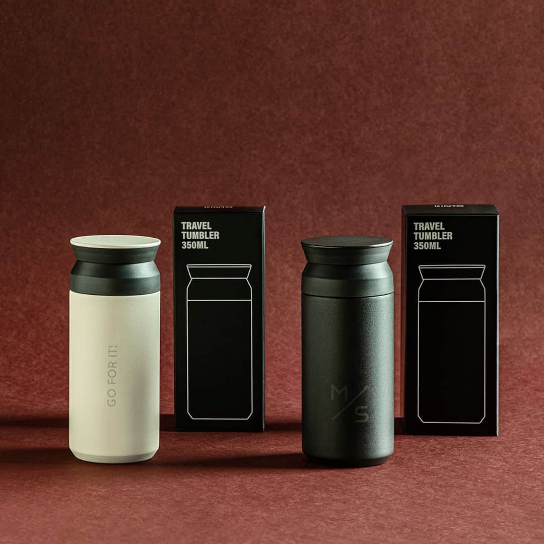 KINTOのインスタグラム：「Holiday Gifts - KINTOのシグネチャーアイテムの一つでもあるTRAVEL TUMBLER。名入れサービスの 「MARK IT BY KINTO」(@markitbykinto) を使うと文字やイラストなど、好きなデザインを刻印して特別なギフトを贈ることもできます。⁠ ⁠ 【トラベルタンブラー 350ml】¥3,300（+加工代 ¥550~）⁠ ⁠ KINTOブランドサイトではギフトにおすすめのアイテムをご紹介しています。⁠ @kintojapan⁠ https://kinto.co.jp/collections/gifts⁠ ⁠ ---⁠ For the holidays, gift thoughtfully designed objects that bring comfort and inspiration to the everyday life.⁠ ⁠ —TRAVEL TUMBLER is one of KINTO's signature items. Customers living in Japan can also use the MARK IT BY KINTO (@markitbykinto) personalization service to engrave letters, numbers, and illustrations to create your own special tumbler.⁠ ⁠ 【TRAVEL TUMBLER 350ml】3,300 yen（+ Personalization fee 550~ yen）⁠ .⁠ .⁠ .⁠ #kinto #キントー #holidaygifts #giftinspiration #giftguide #ホリデーギフト #ギフトガイド #ギフトインスピレーション」