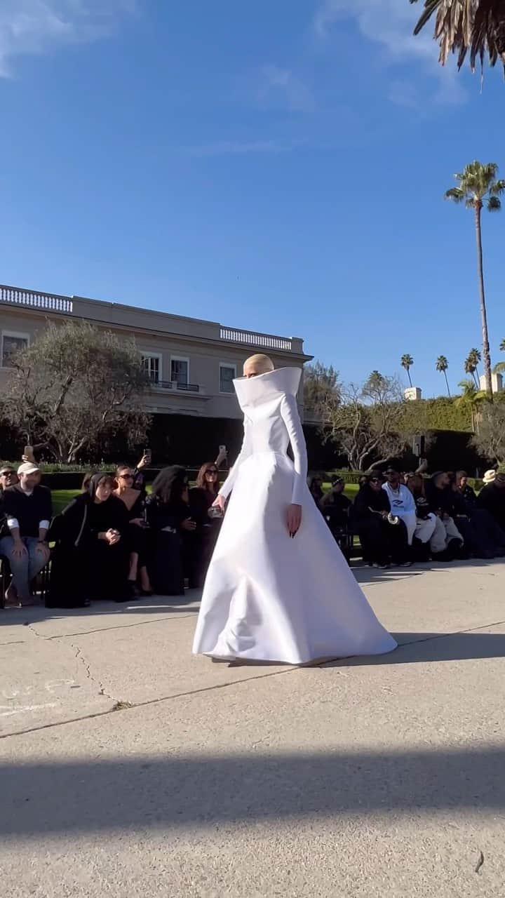 スージー・ロウのインスタグラム：「“From a jogger to a couture dress.” Quintessentially LA but also idiosyncratically Demna.  @balenciaga #BalenciagaFall24 under a perfect street of palms, mansions and 🌞🌞🌞 Embrace the Erewhon, vocal fry away and see ya at spin class, ok?」