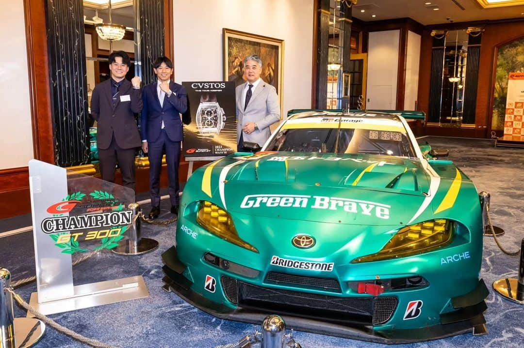 吉田広樹さんのインスタグラム写真 - (吉田広樹Instagram)「SUPER GT HEROES 2023🏆️  #SUPERGT のオフィシャルタイムキーパーである #CVSTOS 様より チャレンジ クロノ II SUPER GT チャンピオンウォッチ を頂きました⌚ ありがとうございます。  名前まで入れて頂き世界に1つしかない時計です‼️  大切に使わせて頂きます🙌  #埼玉トヨペット #greenbrave #GRGARAGE浦和美園 #toyotagazooracing #GRSUPRAGT」12月3日 8時20分 - hiroki44da