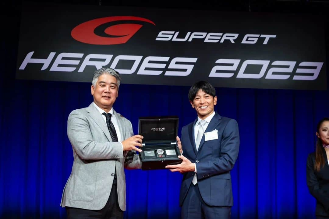 吉田広樹さんのインスタグラム写真 - (吉田広樹Instagram)「SUPER GT HEROES 2023🏆️  #SUPERGT のオフィシャルタイムキーパーである #CVSTOS 様より チャレンジ クロノ II SUPER GT チャンピオンウォッチ を頂きました⌚ ありがとうございます。  名前まで入れて頂き世界に1つしかない時計です‼️  大切に使わせて頂きます🙌  #埼玉トヨペット #greenbrave #GRGARAGE浦和美園 #toyotagazooracing #GRSUPRAGT」12月3日 8時20分 - hiroki44da