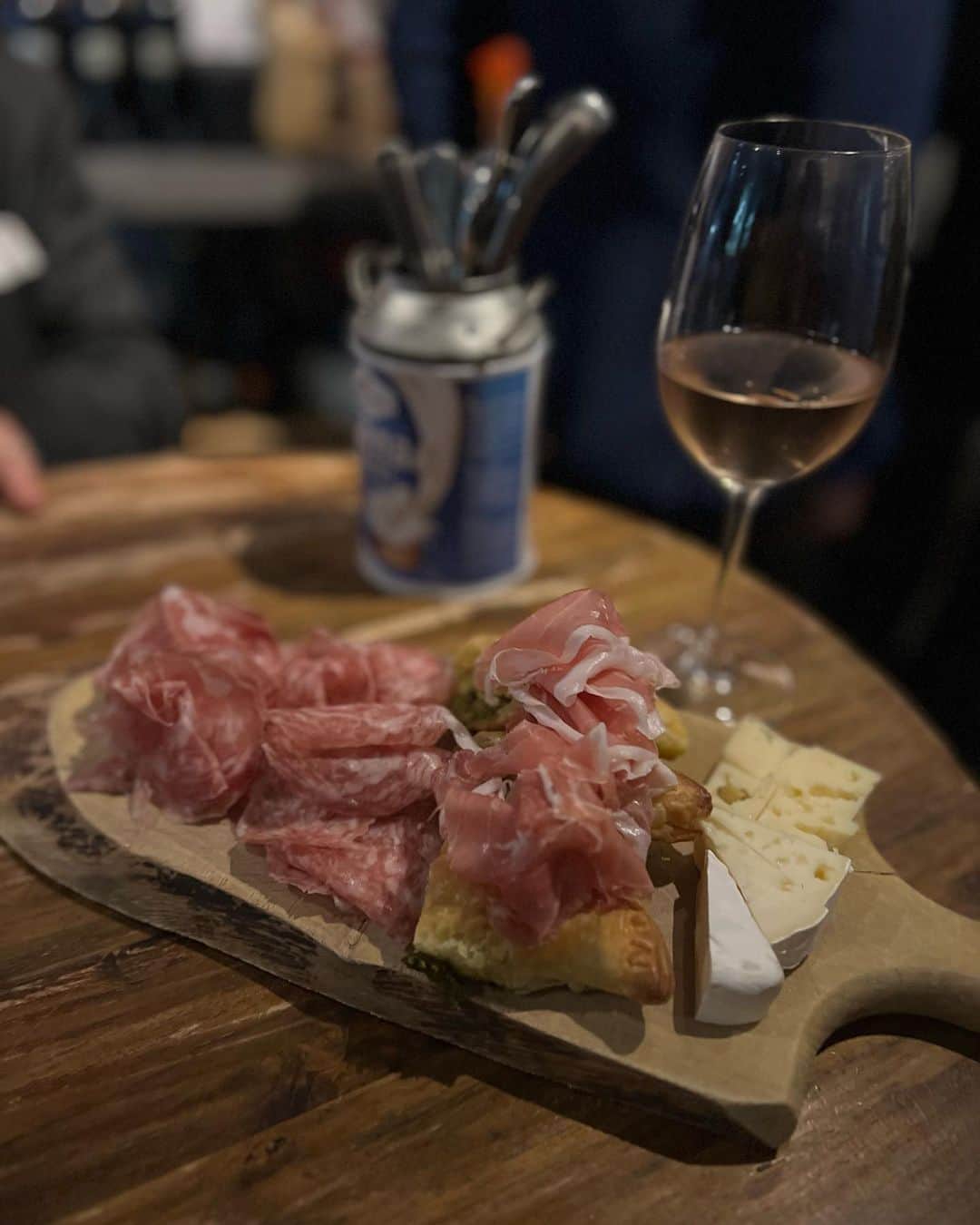 ImotoEtsuyo さんのインスタグラム写真 - (ImotoEtsuyo Instagram)「#おはようございます  ・ ・ ・ @sanmarzanowines   #endyearparty に 参加させて頂きました。  9月に訪れた南イタリア #プーリア州　#サンマルツァーノワイン #presstrip メンバーの皆さん✨ プーリア同窓会も兼ねた サンマルツァーノ忘年会。  中目黒のクランディスティーノ41で。 @clandestino_41   今回も乾杯は #tramari #トラマーリロゼ からスタート。 白ワインは#エッダ #edda  ・ そして #sessantanni #セッサンタアンニ #Fnegroamaro  #エッフェネグロアマーロ #collezionecinquanta  #コレッツィオーネチンクアンタ。  楽しい仲間と飲むワインは @sanmarzanowines   ワインが繋ぐ🍷ご縁に感謝。 @alek.su8  @momchichina  いつもありがとうございます！  ・ ・ @sanmarzanowines  @clandestino_41 #sanmarzanowines #サンマルツァーノワイン #Puglia #プーリア #italianlifestyle #presstrip #winesharingbeauty #Puglianwine #SanMarzanoWines #CantineSanMarzano #イケオジ #イケメン #ワインバー  #中目黒グルメ」12月3日 8時20分 - bisuhada