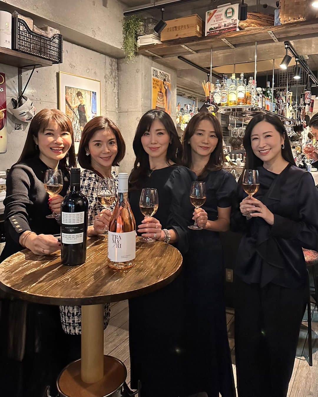 ImotoEtsuyo さんのインスタグラム写真 - (ImotoEtsuyo Instagram)「#おはようございます  ・ ・ ・ @sanmarzanowines   #endyearparty に 参加させて頂きました。  9月に訪れた南イタリア #プーリア州　#サンマルツァーノワイン #presstrip メンバーの皆さん✨ プーリア同窓会も兼ねた サンマルツァーノ忘年会。  中目黒のクランディスティーノ41で。 @clandestino_41   今回も乾杯は #tramari #トラマーリロゼ からスタート。 白ワインは#エッダ #edda  ・ そして #sessantanni #セッサンタアンニ #Fnegroamaro  #エッフェネグロアマーロ #collezionecinquanta  #コレッツィオーネチンクアンタ。  楽しい仲間と飲むワインは @sanmarzanowines   ワインが繋ぐ🍷ご縁に感謝。 @alek.su8  @momchichina  いつもありがとうございます！  ・ ・ @sanmarzanowines  @clandestino_41 #sanmarzanowines #サンマルツァーノワイン #Puglia #プーリア #italianlifestyle #presstrip #winesharingbeauty #Puglianwine #SanMarzanoWines #CantineSanMarzano #イケオジ #イケメン #ワインバー  #中目黒グルメ」12月3日 8時20分 - bisuhada