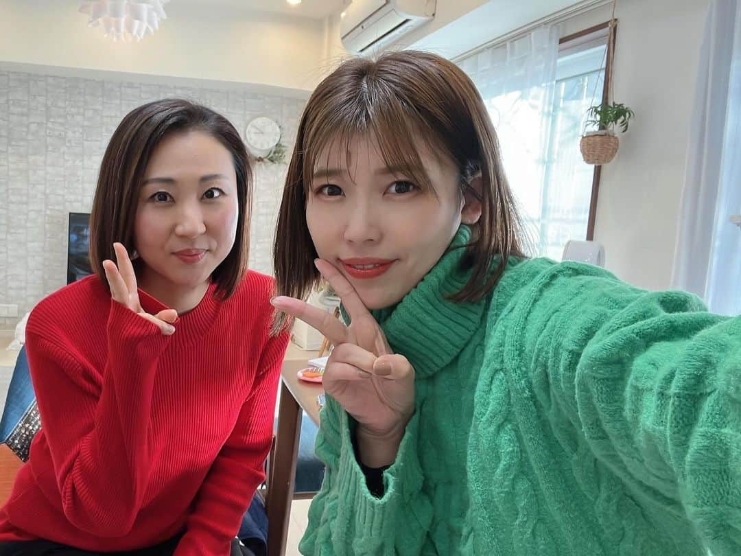 のインスタグラム：「🎄♡ ・ ・ ・ まさかのクリスマスカラーの2人❤️💚 偶然すぎる！！！  昨日はともよと遊んでましたっ😊 高校からのお友達だから もう20年は付き合いあるっていう凄さw  さて、日曜日🥺🥺 見渡すとみーんなゴホンゴホンとか 鼻水🤧ジュルってなってるから 体調気をつけてね！  #中村愛」