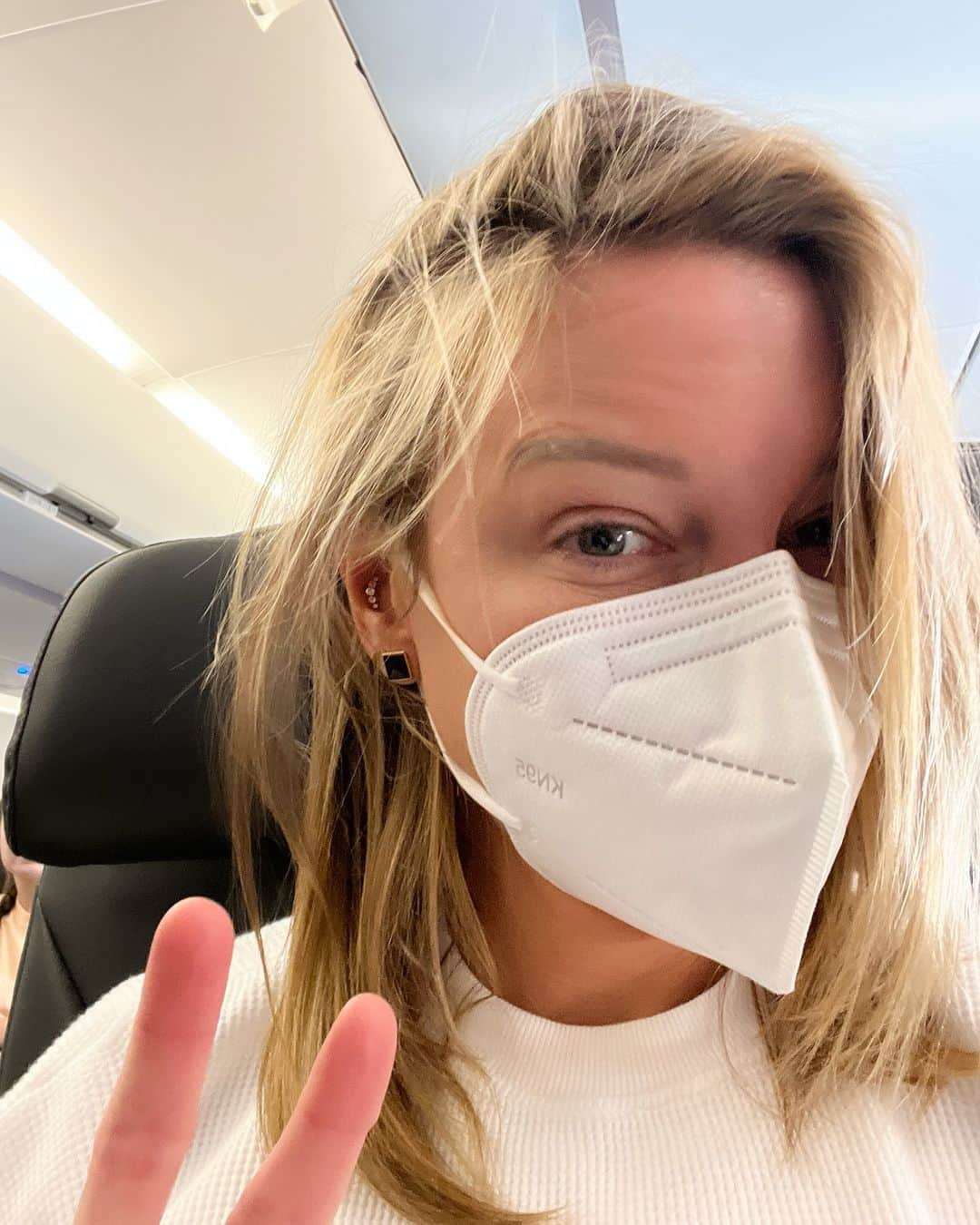 ケイティ・キャシディのインスタグラム：「Let’s play our part & try to keep those around us happy & healthy this holiday season. I know you’re sick of the “mask” thing, but I don’t care. MASK UP people!!!」