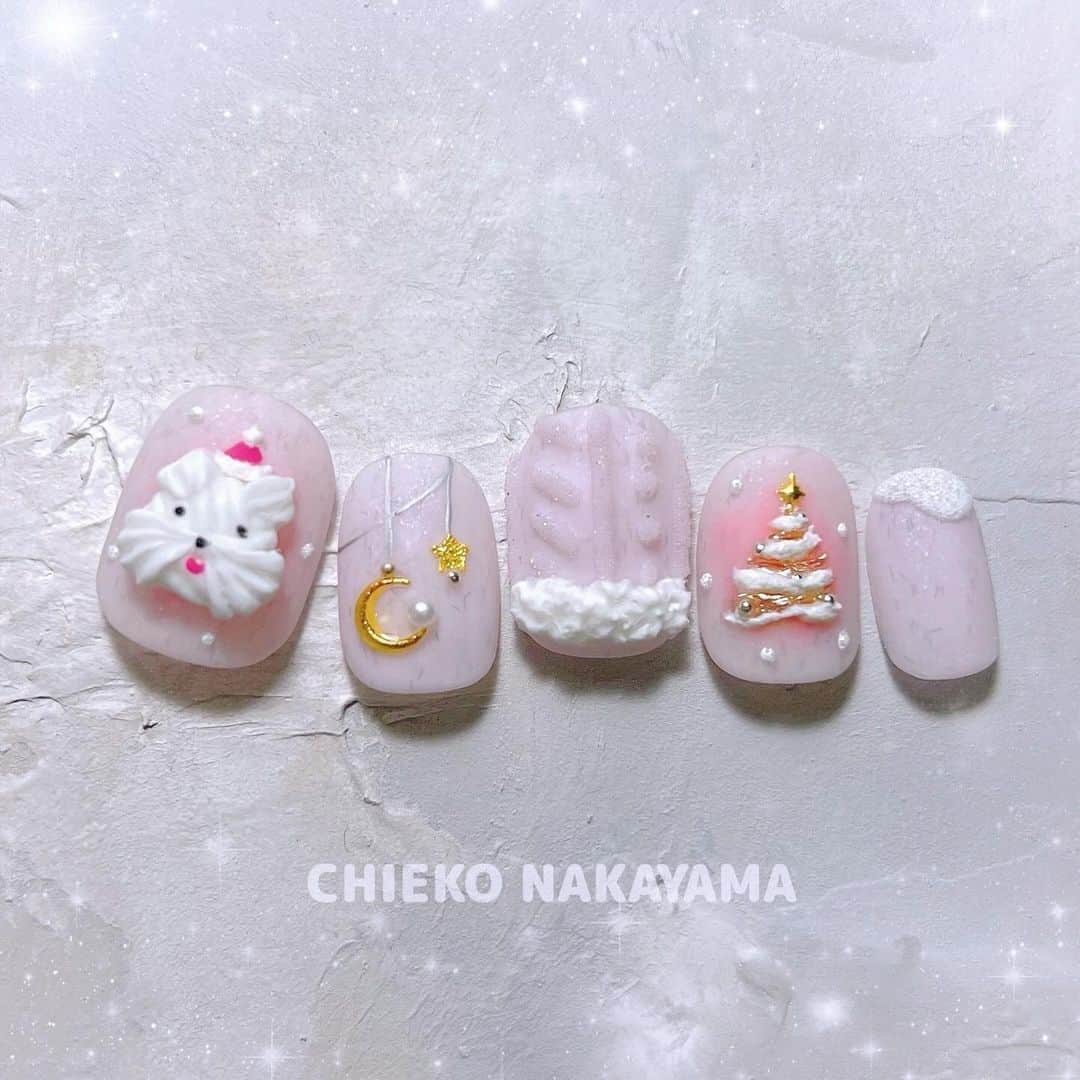 なかやまちえこのインスタグラム：「ℭ𝔥𝔯𝔦𝔰𝔱𝔪𝔞𝔰 𝔫𝔞𝔦𝔩🌲⠀ ⠀ こちらはネイルEXPOでデモンストレーションしたネイルです。⠀ 使用商材は二枚めの画像をご覧ください♡⠀ （写真には無いですがエメナ @emena_nail.official のパレットも使用しました）⠀ ⠀ ネイルEXPOにお越しいただいた皆様本当にありがとうございました！！⠀ @preanfaseminar」