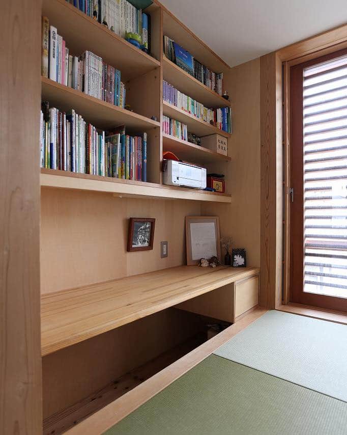 ヤマヒロさんのインスタグラム写真 - (ヤマヒロInstagram)「. ______________  空中の庭園  ______________  母屋の横に建つ、 ２人暮らしの住まい。  多くの友達や家族と楽しく過ごす 屋根のかかったウッドデッキと、 ひとりでゆっくり読書を愉しむ書斎。   コンパクトでありながら 豊かに暮らす工夫があります。  【建物概要】  家族構成：2人暮らし 敷地面積：19.95坪（65.96㎡） 建築面積：11.27坪（37.26㎡） 延床面積：22.24坪（73.52㎡） 構造：木造2階建て  @yamahiro_harima  #山弘 #ヤマヒロ #姫路市注文住宅 #兵庫注文住宅 #木の家 #2階リビング #狭小地 #書斎 #ベランダ」12月3日 8時37分 - yamahiro_harima