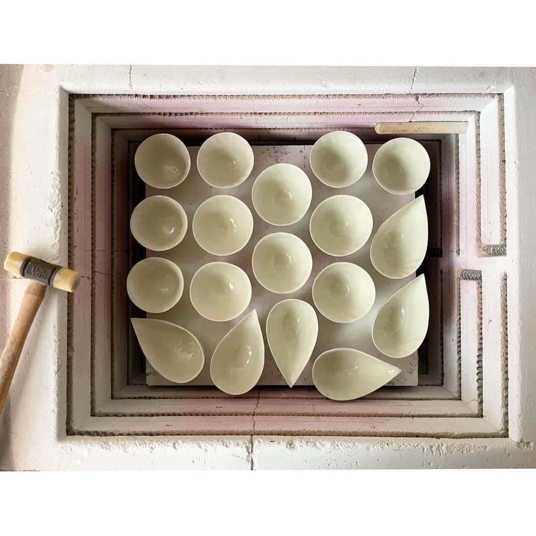 井山三希子さんのインスタグラム写真 - (井山三希子Instagram)「・ おはようございます 窯も後半戦に入り 新しい釉薬ヒワ呉須」12月3日 8時30分 - nikoyagi