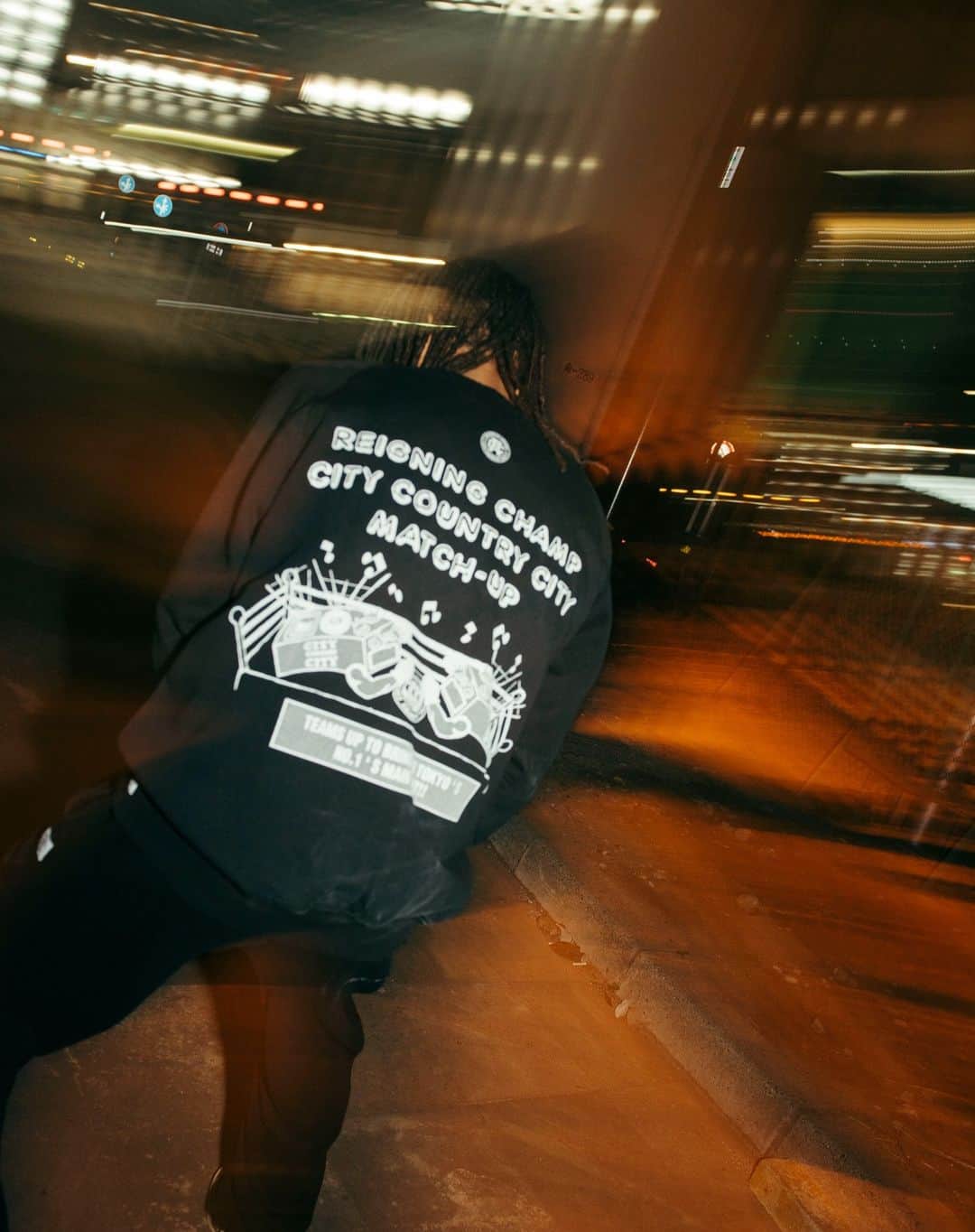McGuffinさんのインスタグラム写真 - (McGuffinInstagram)「⚡McGuffin Street News⚡  REIGNING CHAMPがCITY COUNTRY CITYと初のコラボレーション ボクシングをテーマにしたスウェットセットアップを発売  @reigningchamp @reigningchamp_jp  @citycountrycityofficial  2021年3月に誕生した、デザインチームが非公開の謎に包まれたCITY COUNTRY CITYは過去・現在・未来を融合させ、人・事・物・場所や音などからインスピレーションを受け、ものづくりをするファッションブランド。今回、REIGNING CHAMPのシグネチャーファブリックでもあるMIDWEIGHT TERRYで構築したクルーネックスウェットとスウェットパンツの計2型が登場。クルーネックスウェットのフロント部分にはアイコニックなREIGNING CHAMPのロゴとCITY COUNTRY CITYのロゴを組み合わせたオリジナルのダブルネームロゴを刺繍で施し、デザインのワンポイントに。メインとなるバッグスタイルには今回のキーテーマでもあるボクシングと、CITY COUNTRY CITYのブランドコンセプトのひとつでもある”音”からインスパイアし、本コラボレーションを記念したイベントフライヤーのような、ユニークなグラフィックが目を惹くデザインとなっている。スウェットパンツはクルーネック同様、コラボレーションならではのダブルネームロゴを刺繍で施し、シンプルながらもスペシャルなデザインに仕上げました。それぞれグレーとブラックの2色展開となっており、デザインだけではなく、REIGNING CHAMP独自の4本針のフラットロックシーム製法で構築しているため、着心地も良く耐久性にも優れたスウェットアイテムとなっている。  本コレクションは、2023年12月9日(土)よりREIGNING CHAMP直営店、REIGNING CHAMP.JP、ベイクルーズオンラインストアにて発売。」12月3日 8時30分 - mcguffin_official
