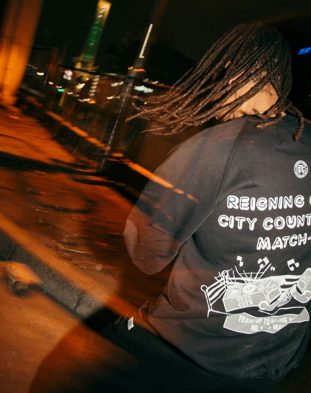 McGuffinさんのインスタグラム写真 - (McGuffinInstagram)「⚡McGuffin Street News⚡  REIGNING CHAMPがCITY COUNTRY CITYと初のコラボレーション ボクシングをテーマにしたスウェットセットアップを発売  @reigningchamp @reigningchamp_jp  @citycountrycityofficial  2021年3月に誕生した、デザインチームが非公開の謎に包まれたCITY COUNTRY CITYは過去・現在・未来を融合させ、人・事・物・場所や音などからインスピレーションを受け、ものづくりをするファッションブランド。今回、REIGNING CHAMPのシグネチャーファブリックでもあるMIDWEIGHT TERRYで構築したクルーネックスウェットとスウェットパンツの計2型が登場。クルーネックスウェットのフロント部分にはアイコニックなREIGNING CHAMPのロゴとCITY COUNTRY CITYのロゴを組み合わせたオリジナルのダブルネームロゴを刺繍で施し、デザインのワンポイントに。メインとなるバッグスタイルには今回のキーテーマでもあるボクシングと、CITY COUNTRY CITYのブランドコンセプトのひとつでもある”音”からインスパイアし、本コラボレーションを記念したイベントフライヤーのような、ユニークなグラフィックが目を惹くデザインとなっている。スウェットパンツはクルーネック同様、コラボレーションならではのダブルネームロゴを刺繍で施し、シンプルながらもスペシャルなデザインに仕上げました。それぞれグレーとブラックの2色展開となっており、デザインだけではなく、REIGNING CHAMP独自の4本針のフラットロックシーム製法で構築しているため、着心地も良く耐久性にも優れたスウェットアイテムとなっている。  本コレクションは、2023年12月9日(土)よりREIGNING CHAMP直営店、REIGNING CHAMP.JP、ベイクルーズオンラインストアにて発売。」12月3日 8時30分 - mcguffin_official