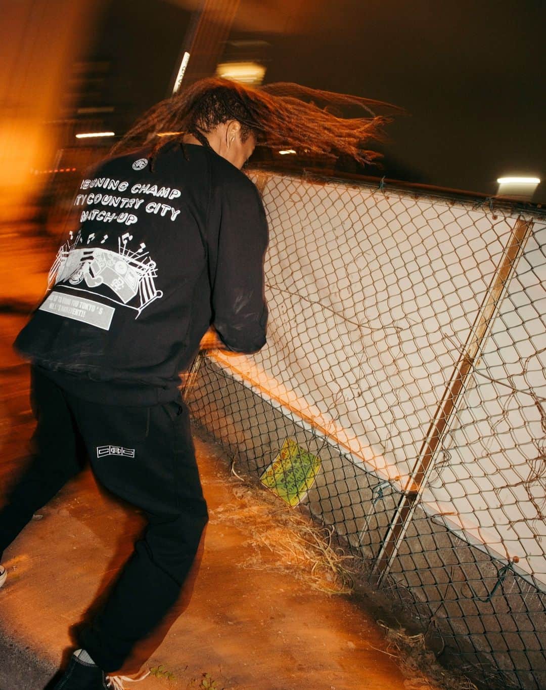McGuffinさんのインスタグラム写真 - (McGuffinInstagram)「⚡McGuffin Street News⚡  REIGNING CHAMPがCITY COUNTRY CITYと初のコラボレーション ボクシングをテーマにしたスウェットセットアップを発売  @reigningchamp @reigningchamp_jp  @citycountrycityofficial  2021年3月に誕生した、デザインチームが非公開の謎に包まれたCITY COUNTRY CITYは過去・現在・未来を融合させ、人・事・物・場所や音などからインスピレーションを受け、ものづくりをするファッションブランド。今回、REIGNING CHAMPのシグネチャーファブリックでもあるMIDWEIGHT TERRYで構築したクルーネックスウェットとスウェットパンツの計2型が登場。クルーネックスウェットのフロント部分にはアイコニックなREIGNING CHAMPのロゴとCITY COUNTRY CITYのロゴを組み合わせたオリジナルのダブルネームロゴを刺繍で施し、デザインのワンポイントに。メインとなるバッグスタイルには今回のキーテーマでもあるボクシングと、CITY COUNTRY CITYのブランドコンセプトのひとつでもある”音”からインスパイアし、本コラボレーションを記念したイベントフライヤーのような、ユニークなグラフィックが目を惹くデザインとなっている。スウェットパンツはクルーネック同様、コラボレーションならではのダブルネームロゴを刺繍で施し、シンプルながらもスペシャルなデザインに仕上げました。それぞれグレーとブラックの2色展開となっており、デザインだけではなく、REIGNING CHAMP独自の4本針のフラットロックシーム製法で構築しているため、着心地も良く耐久性にも優れたスウェットアイテムとなっている。  本コレクションは、2023年12月9日(土)よりREIGNING CHAMP直営店、REIGNING CHAMP.JP、ベイクルーズオンラインストアにて発売。」12月3日 8時30分 - mcguffin_official
