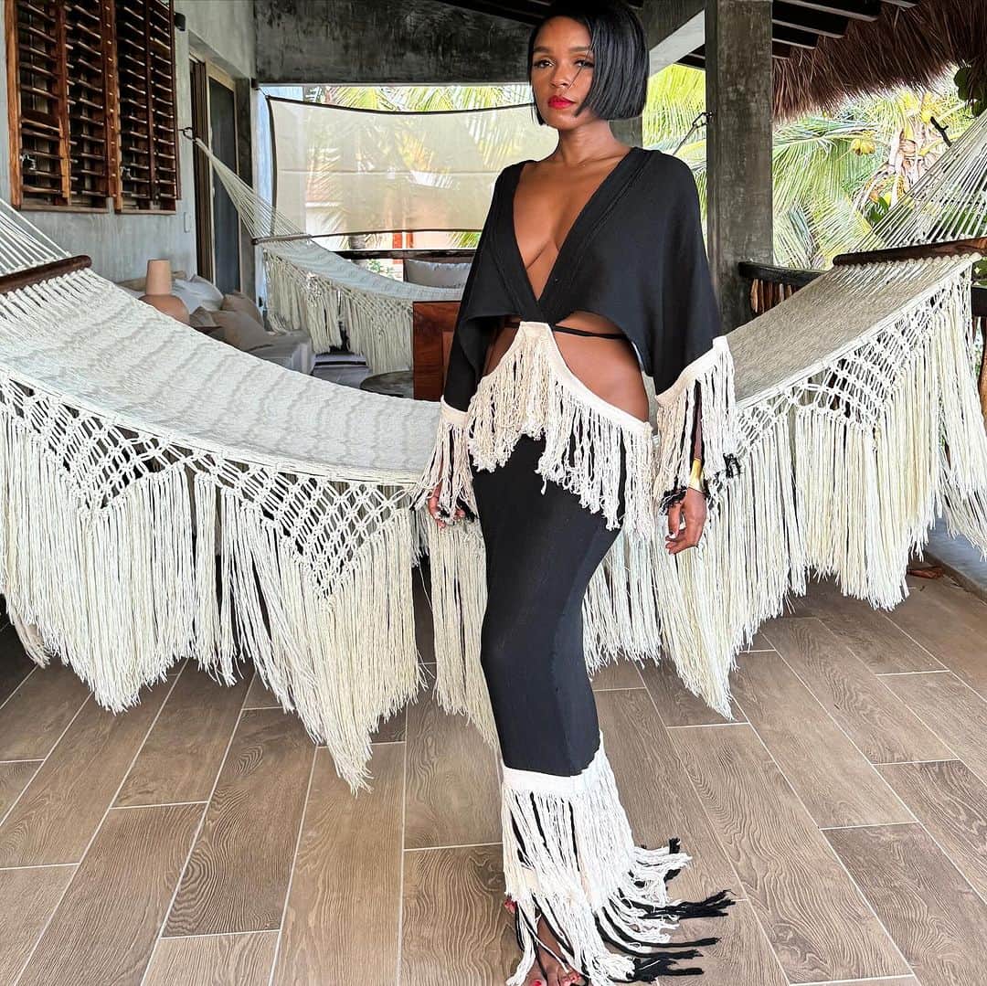 ジャネル・モネイさんのインスタグラム写真 - (ジャネル・モネイInstagram)「🖤people don’t change they just become more of who they are.- @bethannhardison  Birthday reflections.」12月3日 8時31分 - janellemonae