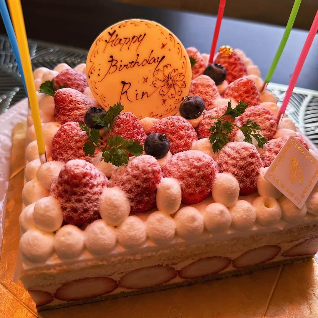 Hisayo Rinのインスタグラム：「誕生日がもうすぐだから、ってプレゼントとケーキ持って @kasumisjr がお祝いしてくれた😢 　 嬉しすぎるよ〜ありがとう💓」