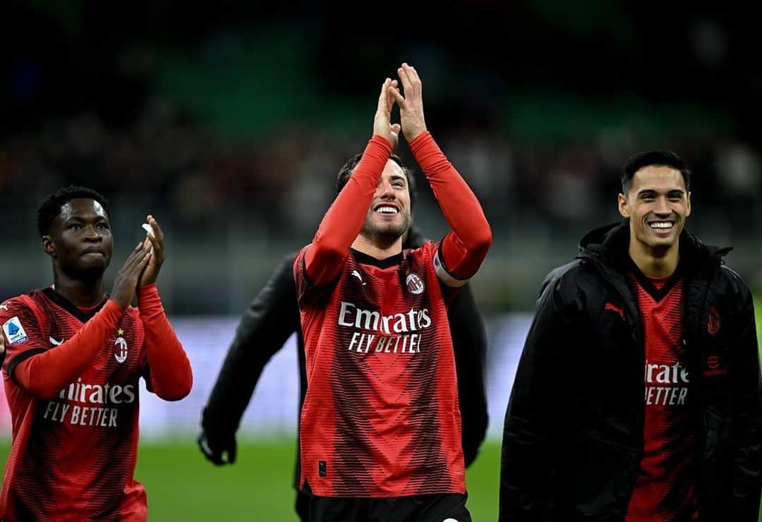 ダヴィデ・カラブリアさんのインスタグラム写真 - (ダヴィデ・カラブリアInstagram)「Avanti @acmilan ❤️🖤」12月3日 8時35分 - davidecalabria2