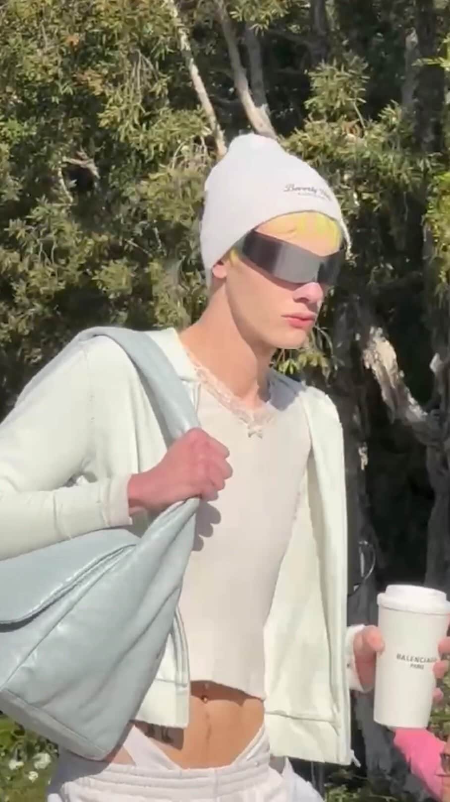 i-Dのインスタグラム：「With a protein bar invite, an Erewhon collab and a runway on the iconic Windsor Boulevard, Balenciaga’s LA debut for its Fall 2024 show saw Demna make use of every trope of the Californian city.  WDYT of the show? . . . Footage @lanajaylackey Social Editor @jamescparkes Edit @monamoloko」