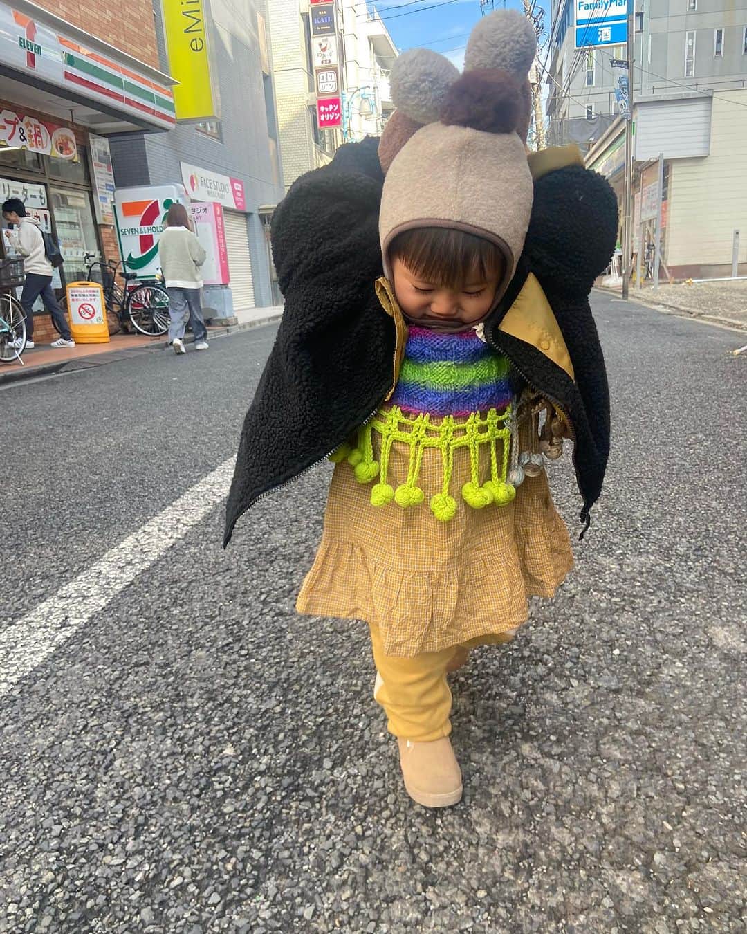 蓮沼千紘さんのインスタグラム写真 - (蓮沼千紘Instagram)「🎂🥳🍓♡🎉 . 2️⃣歳おめでとう！！  パパ作苺がハートだったケーキ🍰 ママ作アンパンマンプレート🍽️  ちゃんは昨日で2歳になりました💫 原因不明の高熱が続いて入院したり、 難病の疑いがありMRIしたり、 コロナにもかかったしいろんなウイルスと戦った一年でした。 (あれ、それ0歳の時だっけ？もうわからん。) とにかくずっと喋っているし、 🎤を持ってる真似をして謎の作詞作曲で歌っていたり。 楽しいところをたくさん見せてくれます。 お友達っていう存在もわかってきて、保育園も楽しそう！  子育てをしながらいろんな不安に駆られる時もあるし 心配して気持ちが落ち込むこともありますよね。 どうやったら守れるのかなってそればかり考えちゃったりさ。  仕事が忙しい時には土曜保育も利用しているのですが、 はじめは罪悪感があって、 けれど土曜保育だと普段遊ばないさまざまな年齢の園児と 遊ぶことができて、お姉さんたちに可愛がられて楽しそう！ かと思えば疲れちゃうのか寂しいのか熱を出したり。 結果看病で仕事できなかったり。💦  まだ本格的なイヤイヤ期はこれからなのかなぁと思いつつ。 この間なんて私が怒ったら、私の頭をなでなでしてきました。笑 原因になだめられるという。笑 びっくりして怒る気なくなっちゃった。 怒るのもねぇ、教えるってことなんだけど、 イライラもするじゃないですか。 かあちゃんも人間なのよー、急には仏になれないです。 やめてー！ってこととか、なんでよぉぉぉということとか、 何度言ってもコントロールできない子供に、 かと言ってお手上げーってしたら危険な目に遭うかもしれなくて。 どーすりゃいいのよー！泣きたいのこっちよー！ってなります。笑  まあほぼ全ての大人が自分自身の子供時代を 棚に上げて子育てするんですけどね。私なんか特に。笑 (来年の春にその辺のことをネタにコレクションを発表したい。)  自分が子供だったことや、昔子育てしたことなんかを忘れないでもらえると世の中が子供に今より少し優しくなれるのかなと思います。 階段やエスカレーター使える人は エレベーターはベビーカーに優先して欲しい！ だってそれしか移動手段ないのよ。 電車のベビーカーエリアも開けて欲しい！ わざわざその車両に乗ってるのよ。 何卒ご協力お願いします〜！  おめでとう！から子育ての話にそれちゃった。  とにかく2年！おめでとう♡ありがとう♡ 次の一年も大きな病気や怪我なく健やかに育てるよう 母さんも父さんも頑張ります。  追伸 アンパンマンの型抜きに3分でできるって書いてあったのだけど、 そんなはずないのよ。米詰めるだけでも多分3分以上かかる。 カレーパンマンの目の白めのためだけの卵の白身とかさ。 ヤダヤダめんどくさい！ 食パンマンの白米借りたけどあんまりわからなかったわ。笑 ケチャップライスとか出汁醤油とかカレー粉で 色つけるみたいになってましたが、全部ふりかけ〜。 その方がちゃんは食べる。 リアルに「僕の頭全部食べていいんだよ」ができて喜んでました！ アンパンマンの絵本て結構毎度衝撃だよね。  では！ 12月はポップアップ2本！ 遊びに来てもらえると生きてく励みになります。(重い)」12月3日 8時44分 - knitchihiro
