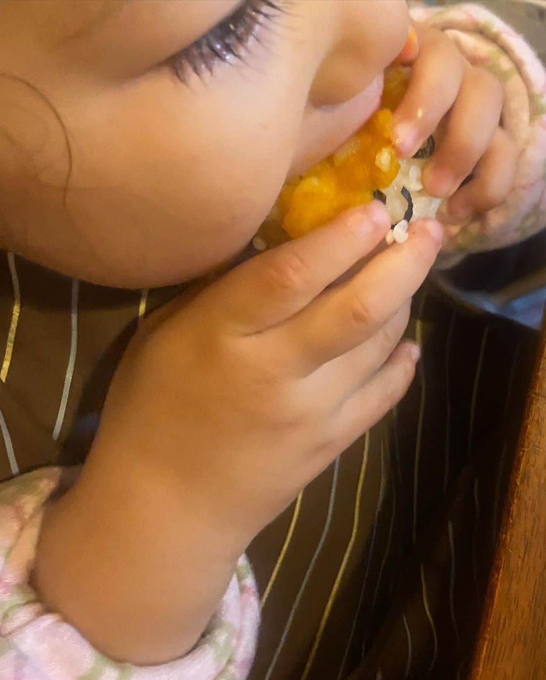 蓮沼千紘さんのインスタグラム写真 - (蓮沼千紘Instagram)「🎂🥳🍓♡🎉 . 2️⃣歳おめでとう！！  パパ作苺がハートだったケーキ🍰 ママ作アンパンマンプレート🍽️  ちゃんは昨日で2歳になりました💫 原因不明の高熱が続いて入院したり、 難病の疑いがありMRIしたり、 コロナにもかかったしいろんなウイルスと戦った一年でした。 (あれ、それ0歳の時だっけ？もうわからん。) とにかくずっと喋っているし、 🎤を持ってる真似をして謎の作詞作曲で歌っていたり。 楽しいところをたくさん見せてくれます。 お友達っていう存在もわかってきて、保育園も楽しそう！  子育てをしながらいろんな不安に駆られる時もあるし 心配して気持ちが落ち込むこともありますよね。 どうやったら守れるのかなってそればかり考えちゃったりさ。  仕事が忙しい時には土曜保育も利用しているのですが、 はじめは罪悪感があって、 けれど土曜保育だと普段遊ばないさまざまな年齢の園児と 遊ぶことができて、お姉さんたちに可愛がられて楽しそう！ かと思えば疲れちゃうのか寂しいのか熱を出したり。 結果看病で仕事できなかったり。💦  まだ本格的なイヤイヤ期はこれからなのかなぁと思いつつ。 この間なんて私が怒ったら、私の頭をなでなでしてきました。笑 原因になだめられるという。笑 びっくりして怒る気なくなっちゃった。 怒るのもねぇ、教えるってことなんだけど、 イライラもするじゃないですか。 かあちゃんも人間なのよー、急には仏になれないです。 やめてー！ってこととか、なんでよぉぉぉということとか、 何度言ってもコントロールできない子供に、 かと言ってお手上げーってしたら危険な目に遭うかもしれなくて。 どーすりゃいいのよー！泣きたいのこっちよー！ってなります。笑  まあほぼ全ての大人が自分自身の子供時代を 棚に上げて子育てするんですけどね。私なんか特に。笑 (来年の春にその辺のことをネタにコレクションを発表したい。)  自分が子供だったことや、昔子育てしたことなんかを忘れないでもらえると世の中が子供に今より少し優しくなれるのかなと思います。 階段やエスカレーター使える人は エレベーターはベビーカーに優先して欲しい！ だってそれしか移動手段ないのよ。 電車のベビーカーエリアも開けて欲しい！ わざわざその車両に乗ってるのよ。 何卒ご協力お願いします〜！  おめでとう！から子育ての話にそれちゃった。  とにかく2年！おめでとう♡ありがとう♡ 次の一年も大きな病気や怪我なく健やかに育てるよう 母さんも父さんも頑張ります。  追伸 アンパンマンの型抜きに3分でできるって書いてあったのだけど、 そんなはずないのよ。米詰めるだけでも多分3分以上かかる。 カレーパンマンの目の白めのためだけの卵の白身とかさ。 ヤダヤダめんどくさい！ 食パンマンの白米借りたけどあんまりわからなかったわ。笑 ケチャップライスとか出汁醤油とかカレー粉で 色つけるみたいになってましたが、全部ふりかけ〜。 その方がちゃんは食べる。 リアルに「僕の頭全部食べていいんだよ」ができて喜んでました！ アンパンマンの絵本て結構毎度衝撃だよね。  では！ 12月はポップアップ2本！ 遊びに来てもらえると生きてく励みになります。(重い)」12月3日 8時44分 - knitchihiro