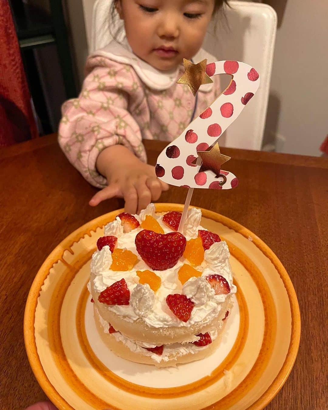 蓮沼千紘さんのインスタグラム写真 - (蓮沼千紘Instagram)「🎂🥳🍓♡🎉 . 2️⃣歳おめでとう！！  パパ作苺がハートだったケーキ🍰 ママ作アンパンマンプレート🍽️  ちゃんは昨日で2歳になりました💫 原因不明の高熱が続いて入院したり、 難病の疑いがありMRIしたり、 コロナにもかかったしいろんなウイルスと戦った一年でした。 (あれ、それ0歳の時だっけ？もうわからん。) とにかくずっと喋っているし、 🎤を持ってる真似をして謎の作詞作曲で歌っていたり。 楽しいところをたくさん見せてくれます。 お友達っていう存在もわかってきて、保育園も楽しそう！  子育てをしながらいろんな不安に駆られる時もあるし 心配して気持ちが落ち込むこともありますよね。 どうやったら守れるのかなってそればかり考えちゃったりさ。  仕事が忙しい時には土曜保育も利用しているのですが、 はじめは罪悪感があって、 けれど土曜保育だと普段遊ばないさまざまな年齢の園児と 遊ぶことができて、お姉さんたちに可愛がられて楽しそう！ かと思えば疲れちゃうのか寂しいのか熱を出したり。 結果看病で仕事できなかったり。💦  まだ本格的なイヤイヤ期はこれからなのかなぁと思いつつ。 この間なんて私が怒ったら、私の頭をなでなでしてきました。笑 原因になだめられるという。笑 びっくりして怒る気なくなっちゃった。 怒るのもねぇ、教えるってことなんだけど、 イライラもするじゃないですか。 かあちゃんも人間なのよー、急には仏になれないです。 やめてー！ってこととか、なんでよぉぉぉということとか、 何度言ってもコントロールできない子供に、 かと言ってお手上げーってしたら危険な目に遭うかもしれなくて。 どーすりゃいいのよー！泣きたいのこっちよー！ってなります。笑  まあほぼ全ての大人が自分自身の子供時代を 棚に上げて子育てするんですけどね。私なんか特に。笑 (来年の春にその辺のことをネタにコレクションを発表したい。)  自分が子供だったことや、昔子育てしたことなんかを忘れないでもらえると世の中が子供に今より少し優しくなれるのかなと思います。 階段やエスカレーター使える人は エレベーターはベビーカーに優先して欲しい！ だってそれしか移動手段ないのよ。 電車のベビーカーエリアも開けて欲しい！ わざわざその車両に乗ってるのよ。 何卒ご協力お願いします〜！  おめでとう！から子育ての話にそれちゃった。  とにかく2年！おめでとう♡ありがとう♡ 次の一年も大きな病気や怪我なく健やかに育てるよう 母さんも父さんも頑張ります。  追伸 アンパンマンの型抜きに3分でできるって書いてあったのだけど、 そんなはずないのよ。米詰めるだけでも多分3分以上かかる。 カレーパンマンの目の白めのためだけの卵の白身とかさ。 ヤダヤダめんどくさい！ 食パンマンの白米借りたけどあんまりわからなかったわ。笑 ケチャップライスとか出汁醤油とかカレー粉で 色つけるみたいになってましたが、全部ふりかけ〜。 その方がちゃんは食べる。 リアルに「僕の頭全部食べていいんだよ」ができて喜んでました！ アンパンマンの絵本て結構毎度衝撃だよね。  では！ 12月はポップアップ2本！ 遊びに来てもらえると生きてく励みになります。(重い)」12月3日 8時44分 - knitchihiro