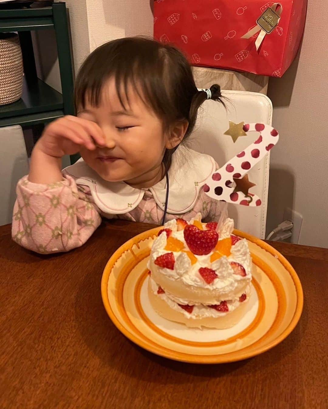 蓮沼千紘さんのインスタグラム写真 - (蓮沼千紘Instagram)「🎂🥳🍓♡🎉 . 2️⃣歳おめでとう！！  パパ作苺がハートだったケーキ🍰 ママ作アンパンマンプレート🍽️  ちゃんは昨日で2歳になりました💫 原因不明の高熱が続いて入院したり、 難病の疑いがありMRIしたり、 コロナにもかかったしいろんなウイルスと戦った一年でした。 (あれ、それ0歳の時だっけ？もうわからん。) とにかくずっと喋っているし、 🎤を持ってる真似をして謎の作詞作曲で歌っていたり。 楽しいところをたくさん見せてくれます。 お友達っていう存在もわかってきて、保育園も楽しそう！  子育てをしながらいろんな不安に駆られる時もあるし 心配して気持ちが落ち込むこともありますよね。 どうやったら守れるのかなってそればかり考えちゃったりさ。  仕事が忙しい時には土曜保育も利用しているのですが、 はじめは罪悪感があって、 けれど土曜保育だと普段遊ばないさまざまな年齢の園児と 遊ぶことができて、お姉さんたちに可愛がられて楽しそう！ かと思えば疲れちゃうのか寂しいのか熱を出したり。 結果看病で仕事できなかったり。💦  まだ本格的なイヤイヤ期はこれからなのかなぁと思いつつ。 この間なんて私が怒ったら、私の頭をなでなでしてきました。笑 原因になだめられるという。笑 びっくりして怒る気なくなっちゃった。 怒るのもねぇ、教えるってことなんだけど、 イライラもするじゃないですか。 かあちゃんも人間なのよー、急には仏になれないです。 やめてー！ってこととか、なんでよぉぉぉということとか、 何度言ってもコントロールできない子供に、 かと言ってお手上げーってしたら危険な目に遭うかもしれなくて。 どーすりゃいいのよー！泣きたいのこっちよー！ってなります。笑  まあほぼ全ての大人が自分自身の子供時代を 棚に上げて子育てするんですけどね。私なんか特に。笑 (来年の春にその辺のことをネタにコレクションを発表したい。)  自分が子供だったことや、昔子育てしたことなんかを忘れないでもらえると世の中が子供に今より少し優しくなれるのかなと思います。 階段やエスカレーター使える人は エレベーターはベビーカーに優先して欲しい！ だってそれしか移動手段ないのよ。 電車のベビーカーエリアも開けて欲しい！ わざわざその車両に乗ってるのよ。 何卒ご協力お願いします〜！  おめでとう！から子育ての話にそれちゃった。  とにかく2年！おめでとう♡ありがとう♡ 次の一年も大きな病気や怪我なく健やかに育てるよう 母さんも父さんも頑張ります。  追伸 アンパンマンの型抜きに3分でできるって書いてあったのだけど、 そんなはずないのよ。米詰めるだけでも多分3分以上かかる。 カレーパンマンの目の白めのためだけの卵の白身とかさ。 ヤダヤダめんどくさい！ 食パンマンの白米借りたけどあんまりわからなかったわ。笑 ケチャップライスとか出汁醤油とかカレー粉で 色つけるみたいになってましたが、全部ふりかけ〜。 その方がちゃんは食べる。 リアルに「僕の頭全部食べていいんだよ」ができて喜んでました！ アンパンマンの絵本て結構毎度衝撃だよね。  では！ 12月はポップアップ2本！ 遊びに来てもらえると生きてく励みになります。(重い)」12月3日 8時44分 - knitchihiro