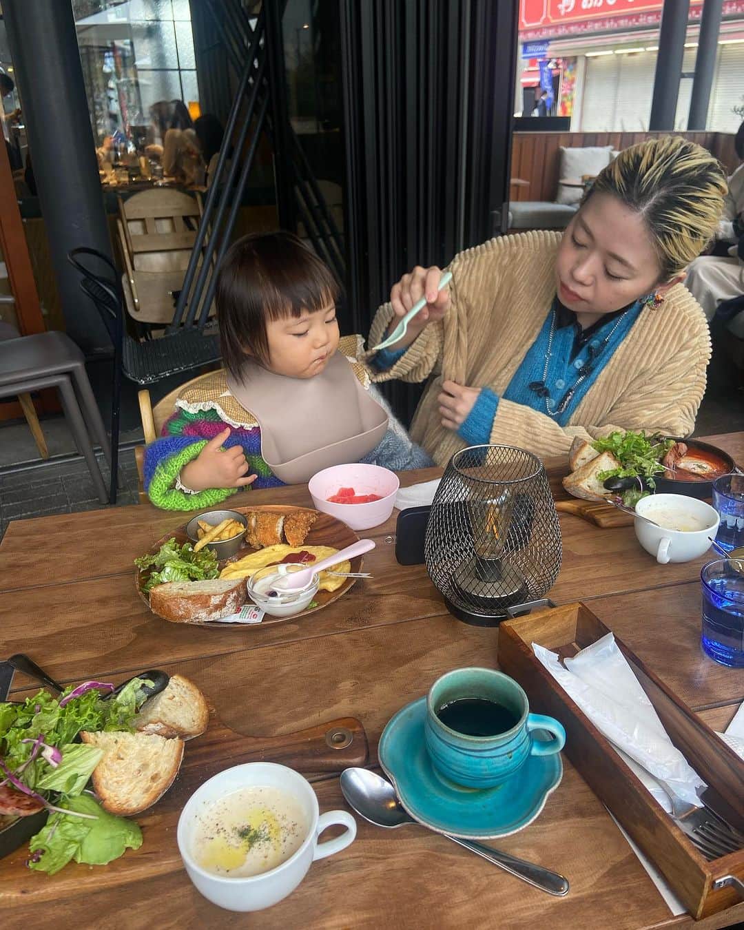 蓮沼千紘さんのインスタグラム写真 - (蓮沼千紘Instagram)「🎂🥳🍓♡🎉 . 2️⃣歳おめでとう！！  パパ作苺がハートだったケーキ🍰 ママ作アンパンマンプレート🍽️  ちゃんは昨日で2歳になりました💫 原因不明の高熱が続いて入院したり、 難病の疑いがありMRIしたり、 コロナにもかかったしいろんなウイルスと戦った一年でした。 (あれ、それ0歳の時だっけ？もうわからん。) とにかくずっと喋っているし、 🎤を持ってる真似をして謎の作詞作曲で歌っていたり。 楽しいところをたくさん見せてくれます。 お友達っていう存在もわかってきて、保育園も楽しそう！  子育てをしながらいろんな不安に駆られる時もあるし 心配して気持ちが落ち込むこともありますよね。 どうやったら守れるのかなってそればかり考えちゃったりさ。  仕事が忙しい時には土曜保育も利用しているのですが、 はじめは罪悪感があって、 けれど土曜保育だと普段遊ばないさまざまな年齢の園児と 遊ぶことができて、お姉さんたちに可愛がられて楽しそう！ かと思えば疲れちゃうのか寂しいのか熱を出したり。 結果看病で仕事できなかったり。💦  まだ本格的なイヤイヤ期はこれからなのかなぁと思いつつ。 この間なんて私が怒ったら、私の頭をなでなでしてきました。笑 原因になだめられるという。笑 びっくりして怒る気なくなっちゃった。 怒るのもねぇ、教えるってことなんだけど、 イライラもするじゃないですか。 かあちゃんも人間なのよー、急には仏になれないです。 やめてー！ってこととか、なんでよぉぉぉということとか、 何度言ってもコントロールできない子供に、 かと言ってお手上げーってしたら危険な目に遭うかもしれなくて。 どーすりゃいいのよー！泣きたいのこっちよー！ってなります。笑  まあほぼ全ての大人が自分自身の子供時代を 棚に上げて子育てするんですけどね。私なんか特に。笑 (来年の春にその辺のことをネタにコレクションを発表したい。)  自分が子供だったことや、昔子育てしたことなんかを忘れないでもらえると世の中が子供に今より少し優しくなれるのかなと思います。 階段やエスカレーター使える人は エレベーターはベビーカーに優先して欲しい！ だってそれしか移動手段ないのよ。 電車のベビーカーエリアも開けて欲しい！ わざわざその車両に乗ってるのよ。 何卒ご協力お願いします〜！  おめでとう！から子育ての話にそれちゃった。  とにかく2年！おめでとう♡ありがとう♡ 次の一年も大きな病気や怪我なく健やかに育てるよう 母さんも父さんも頑張ります。  追伸 アンパンマンの型抜きに3分でできるって書いてあったのだけど、 そんなはずないのよ。米詰めるだけでも多分3分以上かかる。 カレーパンマンの目の白めのためだけの卵の白身とかさ。 ヤダヤダめんどくさい！ 食パンマンの白米借りたけどあんまりわからなかったわ。笑 ケチャップライスとか出汁醤油とかカレー粉で 色つけるみたいになってましたが、全部ふりかけ〜。 その方がちゃんは食べる。 リアルに「僕の頭全部食べていいんだよ」ができて喜んでました！ アンパンマンの絵本て結構毎度衝撃だよね。  では！ 12月はポップアップ2本！ 遊びに来てもらえると生きてく励みになります。(重い)」12月3日 8時44分 - knitchihiro