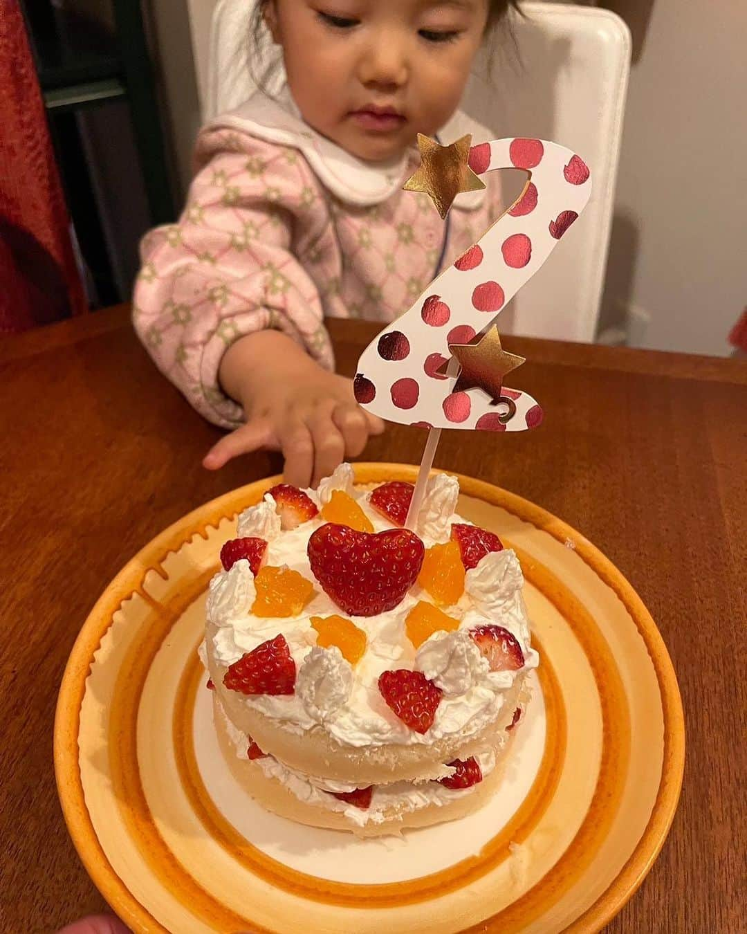 蓮沼千紘のインスタグラム：「🎂🥳🍓♡🎉 . 2️⃣歳おめでとう！！  パパ作苺がハートだったケーキ🍰 ママ作アンパンマンプレート🍽️  ちゃんは昨日で2歳になりました💫 原因不明の高熱が続いて入院したり、 難病の疑いがありMRIしたり、 コロナにもかかったしいろんなウイルスと戦った一年でした。 (あれ、それ0歳の時だっけ？もうわからん。) とにかくずっと喋っているし、 🎤を持ってる真似をして謎の作詞作曲で歌っていたり。 楽しいところをたくさん見せてくれます。 お友達っていう存在もわかってきて、保育園も楽しそう！  子育てをしながらいろんな不安に駆られる時もあるし 心配して気持ちが落ち込むこともありますよね。 どうやったら守れるのかなってそればかり考えちゃったりさ。  仕事が忙しい時には土曜保育も利用しているのですが、 はじめは罪悪感があって、 けれど土曜保育だと普段遊ばないさまざまな年齢の園児と 遊ぶことができて、お姉さんたちに可愛がられて楽しそう！ かと思えば疲れちゃうのか寂しいのか熱を出したり。 結果看病で仕事できなかったり。💦  まだ本格的なイヤイヤ期はこれからなのかなぁと思いつつ。 この間なんて私が怒ったら、私の頭をなでなでしてきました。笑 原因になだめられるという。笑 びっくりして怒る気なくなっちゃった。 怒るのもねぇ、教えるってことなんだけど、 イライラもするじゃないですか。 かあちゃんも人間なのよー、急には仏になれないです。 やめてー！ってこととか、なんでよぉぉぉということとか、 何度言ってもコントロールできない子供に、 かと言ってお手上げーってしたら危険な目に遭うかもしれなくて。 どーすりゃいいのよー！泣きたいのこっちよー！ってなります。笑  まあほぼ全ての大人が自分自身の子供時代を 棚に上げて子育てするんですけどね。私なんか特に。笑 (来年の春にその辺のことをネタにコレクションを発表したい。)  自分が子供だったことや、昔子育てしたことなんかを忘れないでもらえると世の中が子供に今より少し優しくなれるのかなと思います。 階段やエスカレーター使える人は エレベーターはベビーカーに優先して欲しい！ だってそれしか移動手段ないのよ。 電車のベビーカーエリアも開けて欲しい！ わざわざその車両に乗ってるのよ。 何卒ご協力お願いします〜！  おめでとう！から子育ての話にそれちゃった。  とにかく2年！おめでとう♡ありがとう♡ 次の一年も大きな病気や怪我なく健やかに育てるよう 母さんも父さんも頑張ります。  追伸 アンパンマンの型抜きに3分でできるって書いてあったのだけど、 そんなはずないのよ。米詰めるだけでも多分3分以上かかる。 カレーパンマンの目の白めのためだけの卵の白身とかさ。 ヤダヤダめんどくさい！ 食パンマンの白米借りたけどあんまりわからなかったわ。笑 ケチャップライスとか出汁醤油とかカレー粉で 色つけるみたいになってましたが、全部ふりかけ〜。 その方がちゃんは食べる。 リアルに「僕の頭全部食べていいんだよ」ができて喜んでました！ アンパンマンの絵本て結構毎度衝撃だよね。  では！ 12月はポップアップ2本！ 遊びに来てもらえると生きてく励みになります。(重い)」