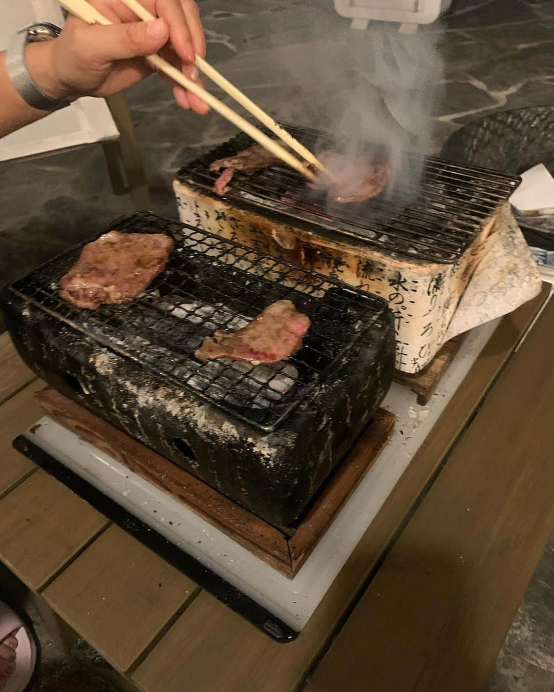 上原浩治のインスタグラム：「山﨑、秋のタン祭り‼️ (嫁が旧姓、山﨑なんです)  毎日食べても絶対に飽きないね😁  日本🇯🇵の皆さんは朝ですね  モーニングは何を食べてるんかなぁ🤔  #タン　#山﨑　#美味い　#😋　#のんびり #焼酎　#霧島　#いいちこ  @koji19ueharaのフォローをお願いします  #上原浩治の雑談魂の登録をお願いします   http://www.koji-uehara.netにコメントを」